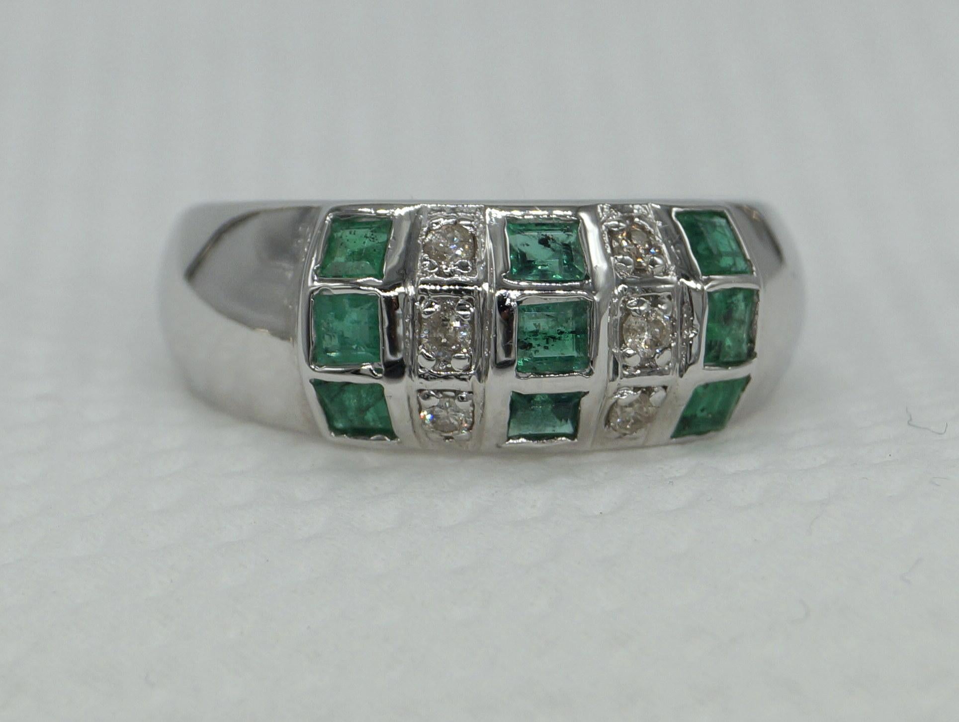 Romantic Certified Natural Diamond - Emerald Band White Gold Vermeil Band cocktail Ring For Sale