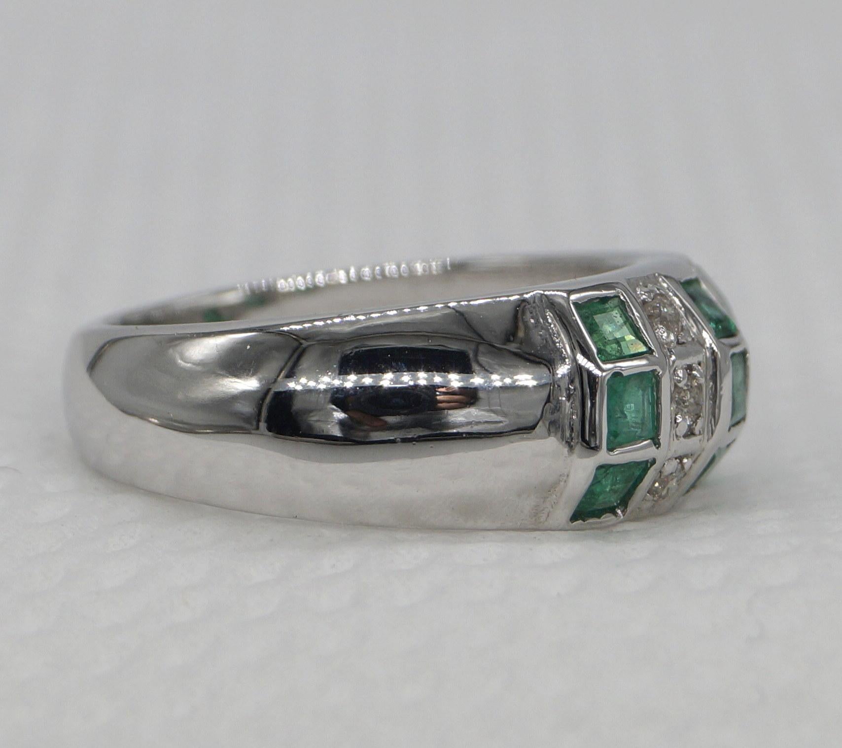 Certified Natural Diamond - Emerald Band White Gold Vermeil Band cocktail Ring In New Condition For Sale In Delhi, DL