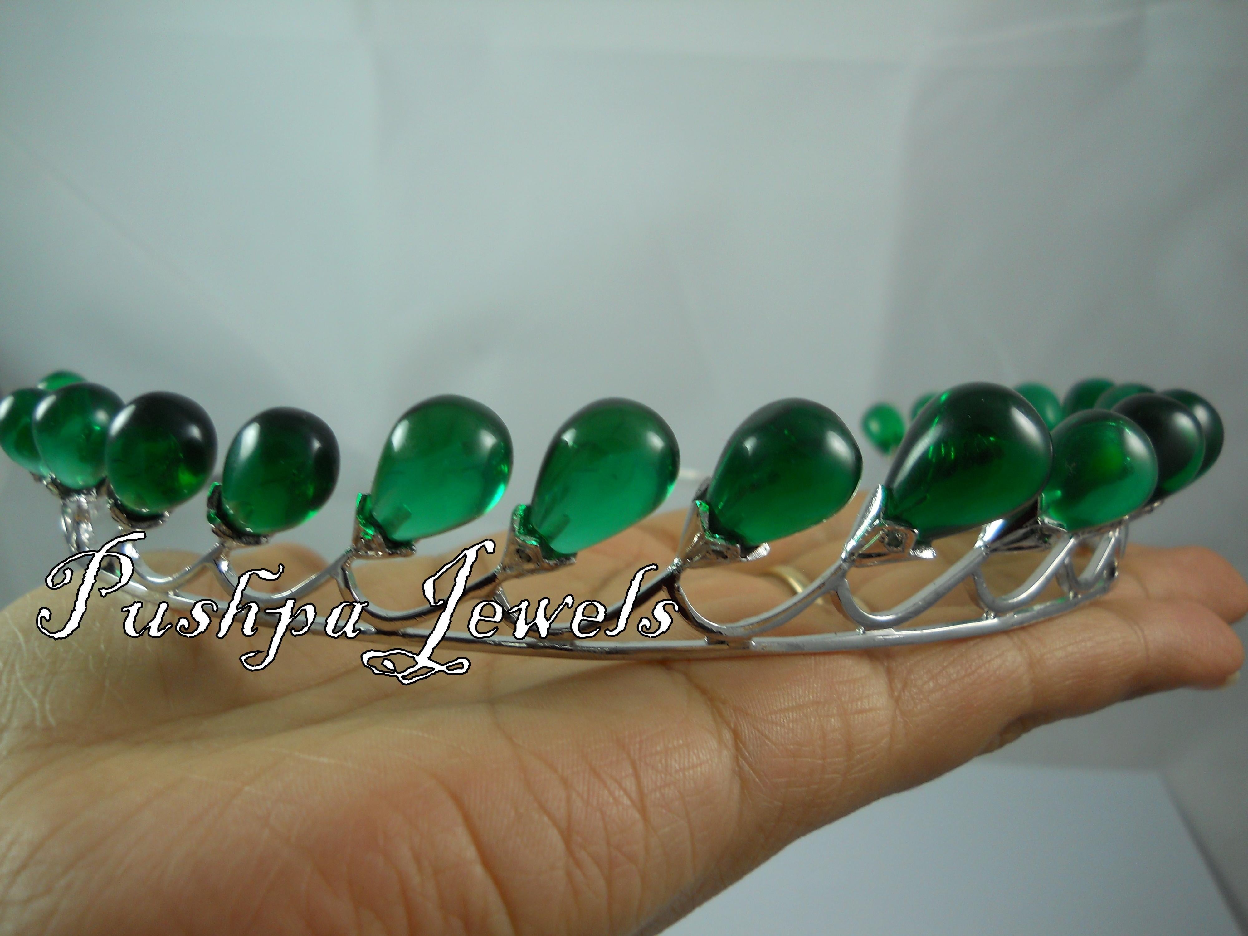 Esta tiara Vintage es un símbolo de belleza y amor propio. Está hecho a mano con diamantes naturales talla rosa y gotas de gemas de ónice color verde esmeralda en plata de ley. 
Diamante - Diamantes talla rosa
Color del diamante- Blanco con un matiz