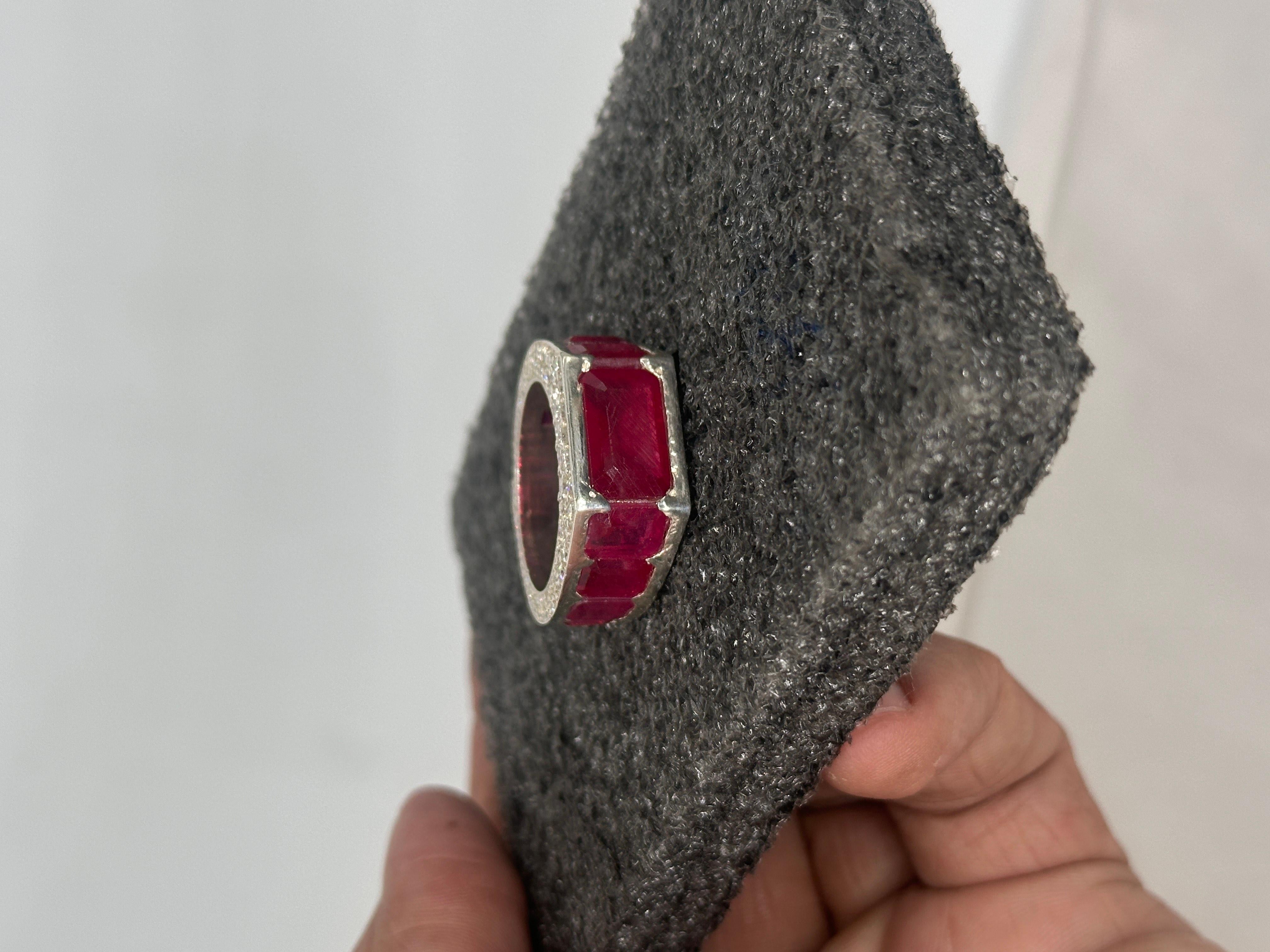 Peso lordo: 17.200 grammi
Metallo- Argento
Purezza del metallo: argento 925.
Colore del metallo- Oro bianco Varmile
Punzone in metallo - Yes One

Nome della gemma: diamante e rubino
Tipo di gemma - Nature vera e propria
Certificato di gemma - Yes