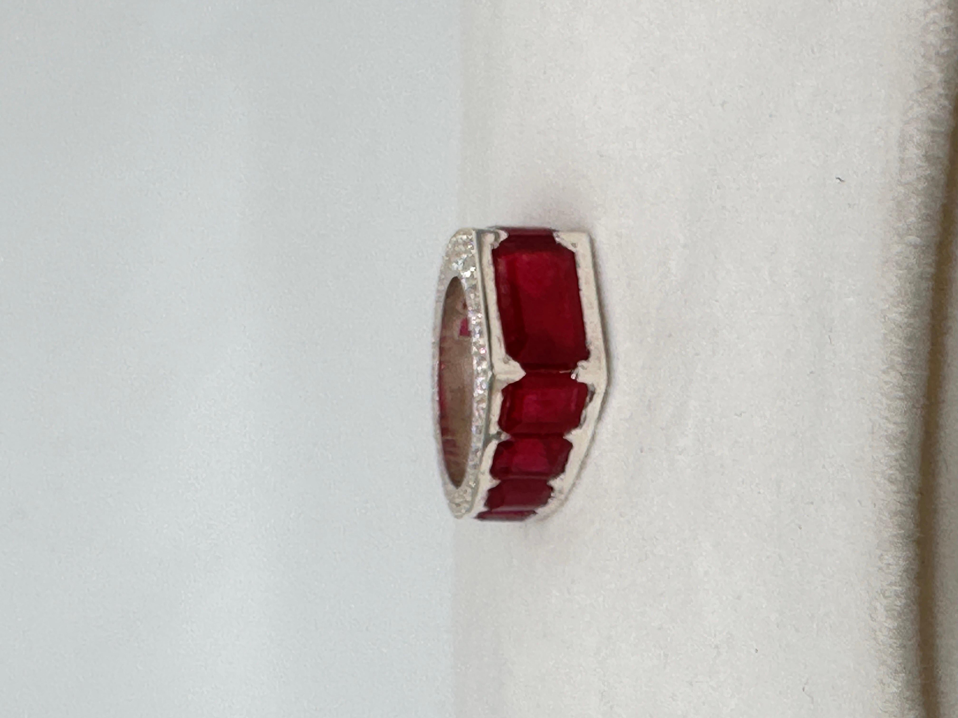 Taglio brillante Anello da cocktail in oro bianco 14k con diamante naturale certificato e rubino in vendita