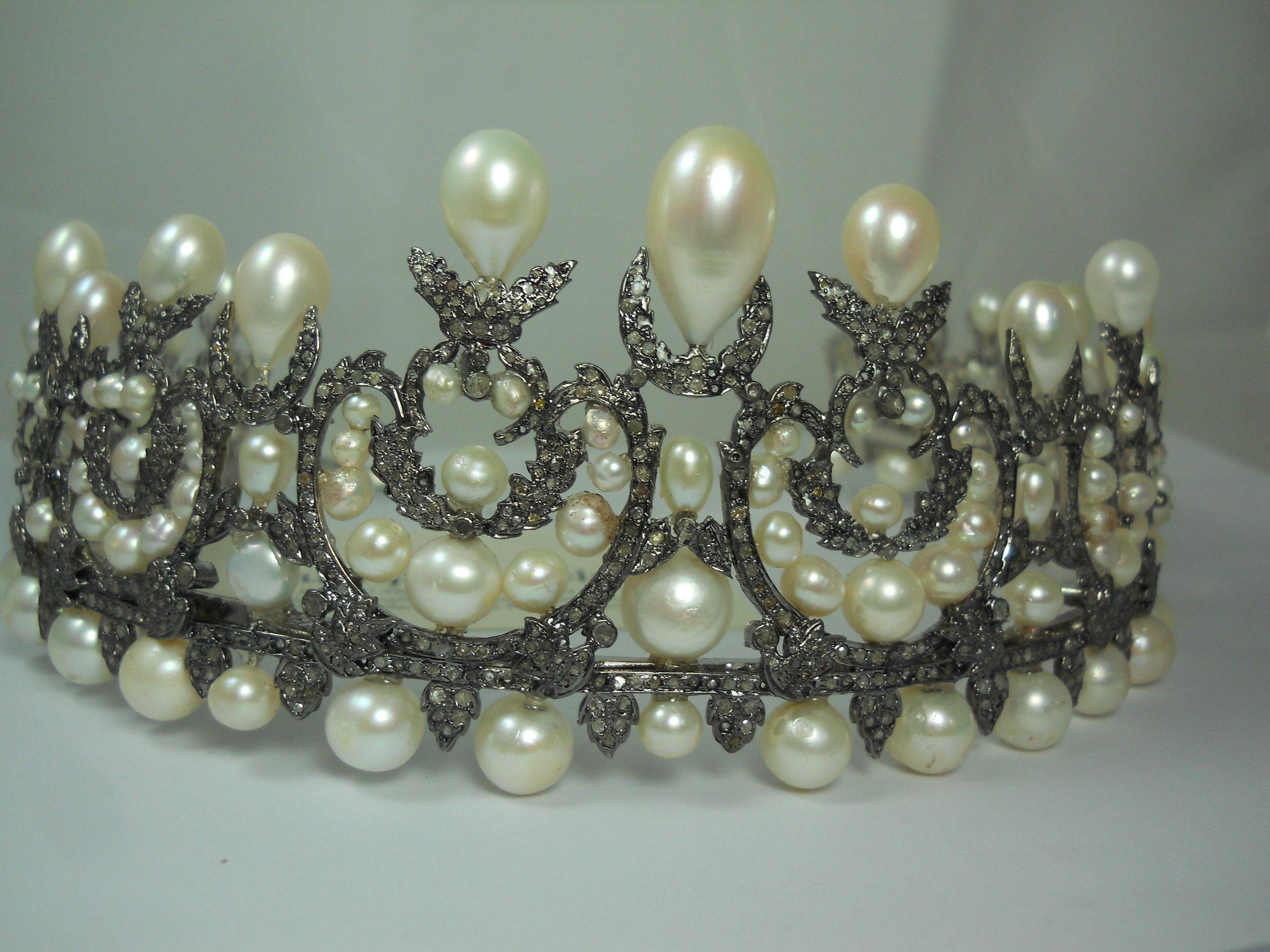Questo diadema Vintage è un simbolo di bellezza e amore per se stessi. È realizzato a mano con diamanti Nature taglio rosa e perle in argento sterling. 
Diamanti - Diamanti taglio rosa
Colore del diamante: Whiting con una sfumatura di grigio.

Tipo