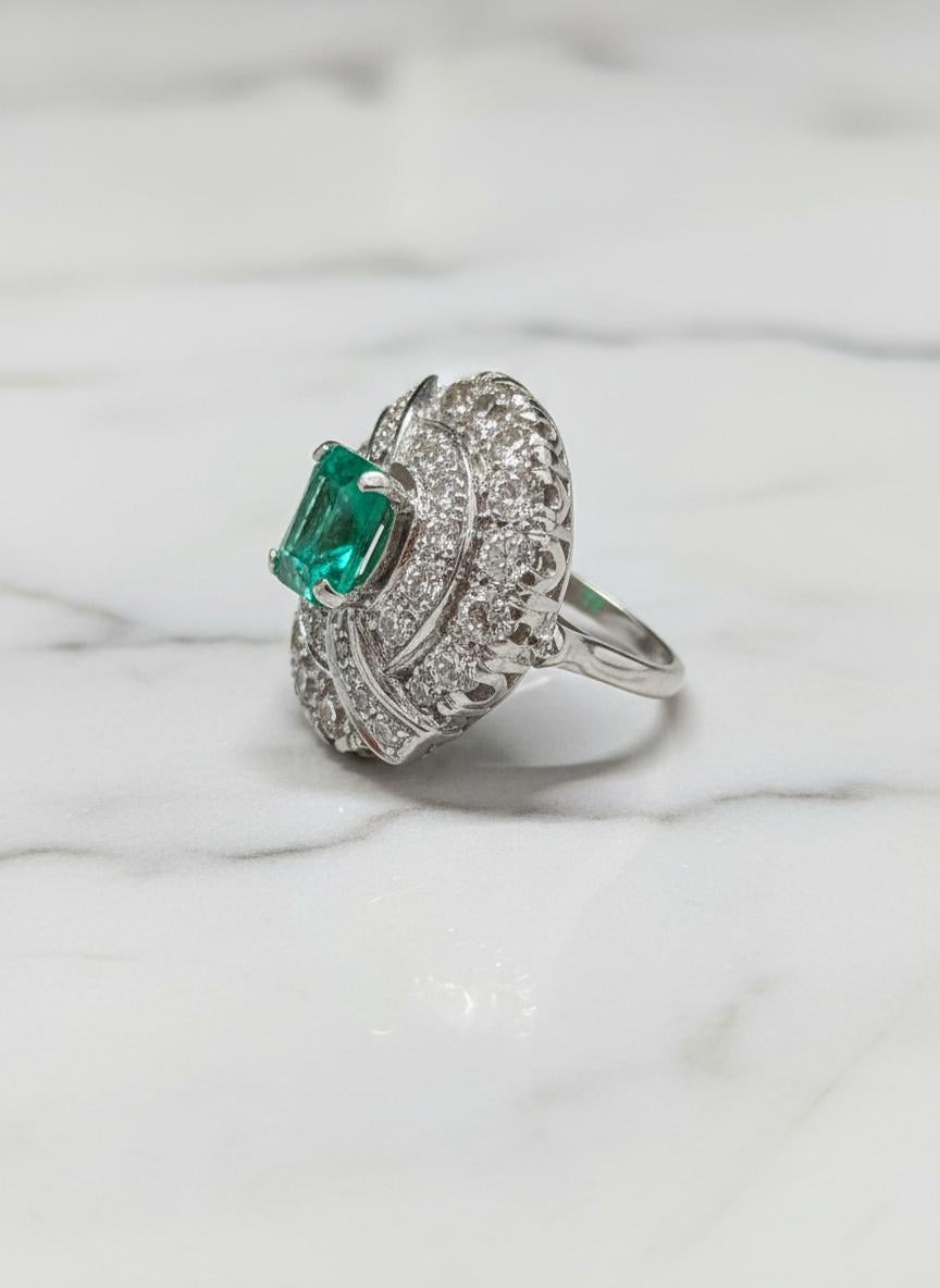 Zertifizierter natürlicher Smaragd und Diamant 14K Weißgold Cocktail Ring im Zustand „Hervorragend“ im Angebot in Chicago, IL