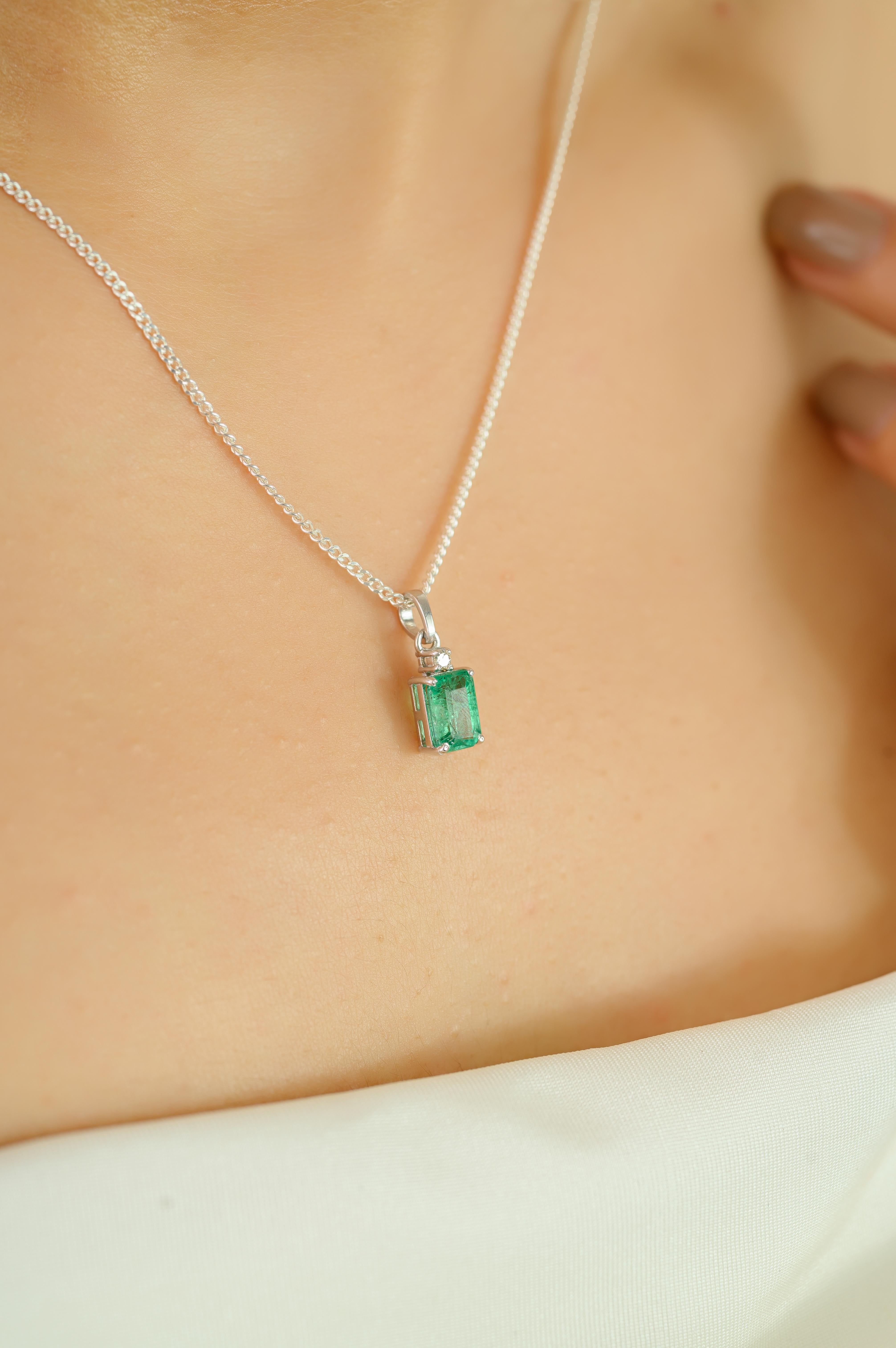 Zertifizierter Anhänger mit natürlichem Smaragd und Diamant aus massivem 14-karätigem Weißgold für Frauen Damen im Angebot