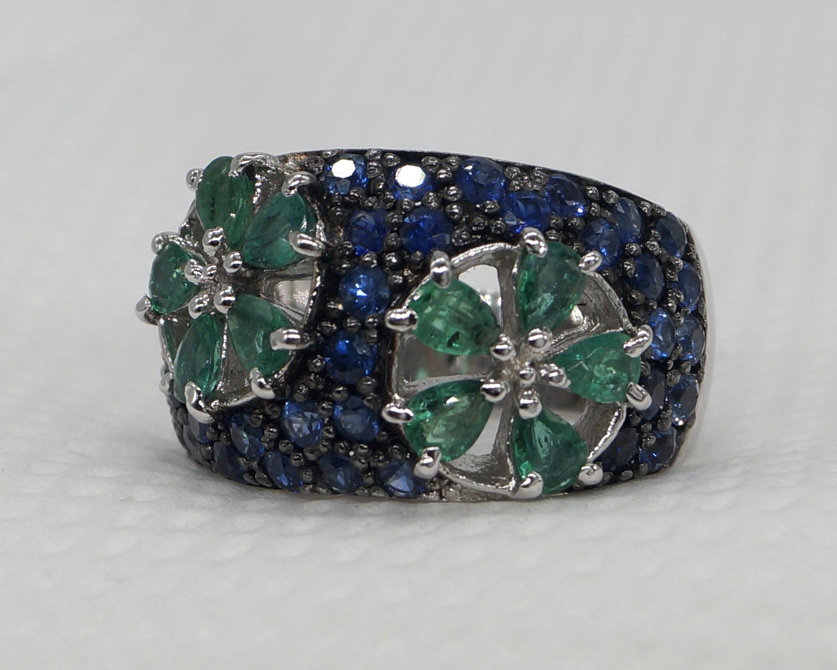 Romantic Certified Natural Emerald Blue Sapphire Band White Gold Vermeil cocktail Ring For Sale