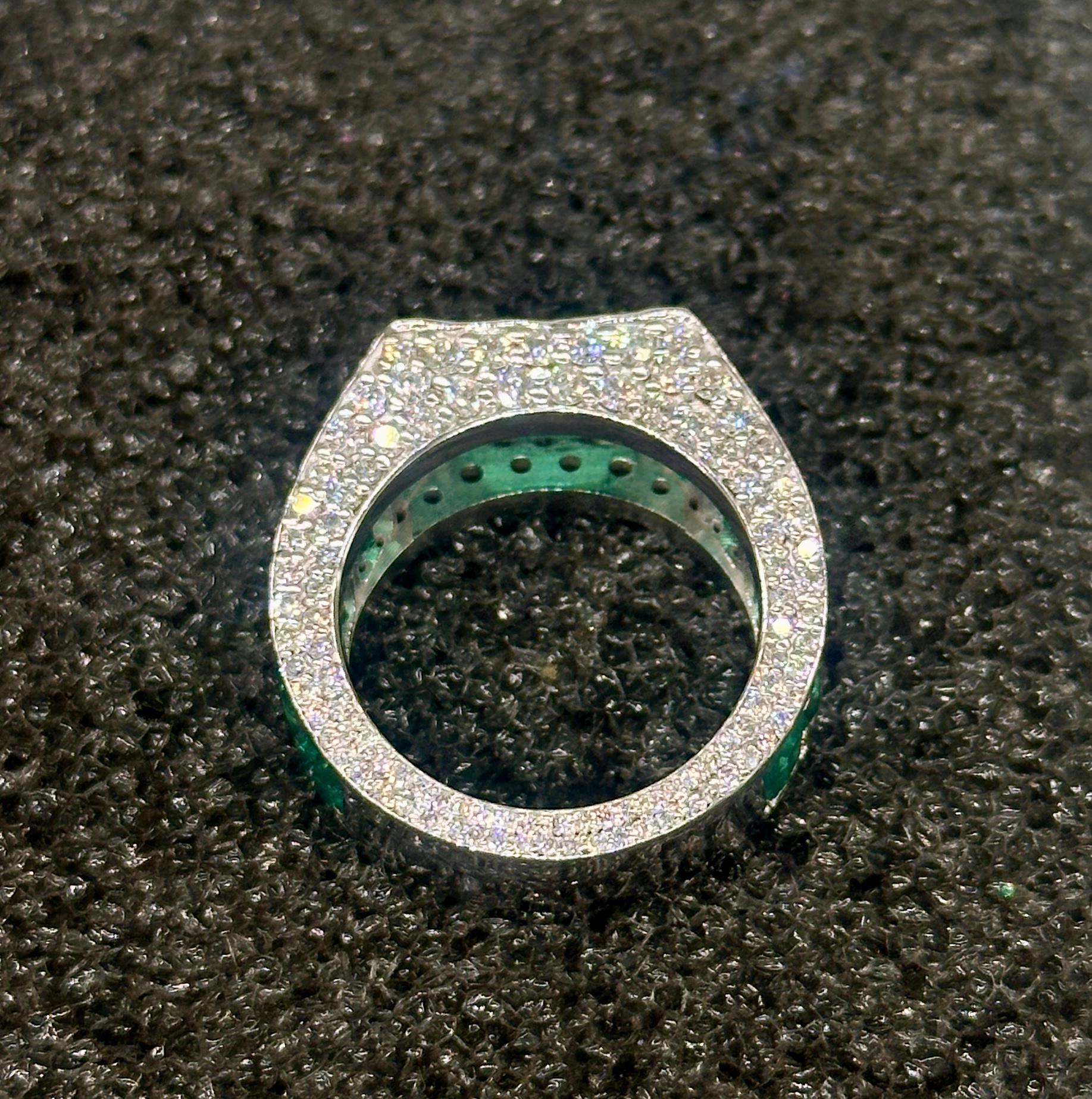 Romantique Bague cocktail en or blanc Vermeil avec émeraude naturelle certifiée et saphir bleu en vente
