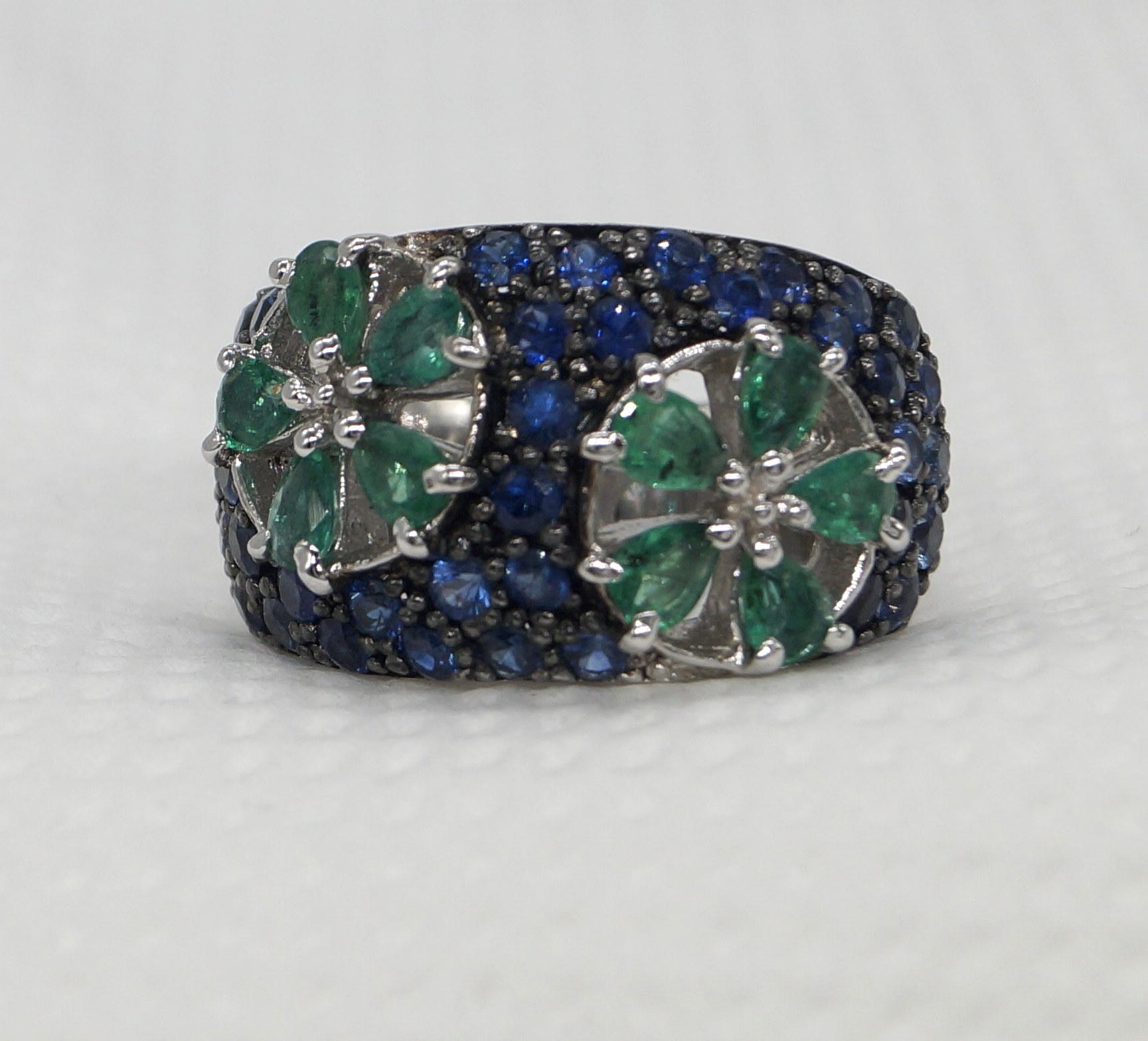 Mixed Cut Certified Natural Emerald Blue Sapphire Band White Gold Vermeil cocktail Ring For Sale