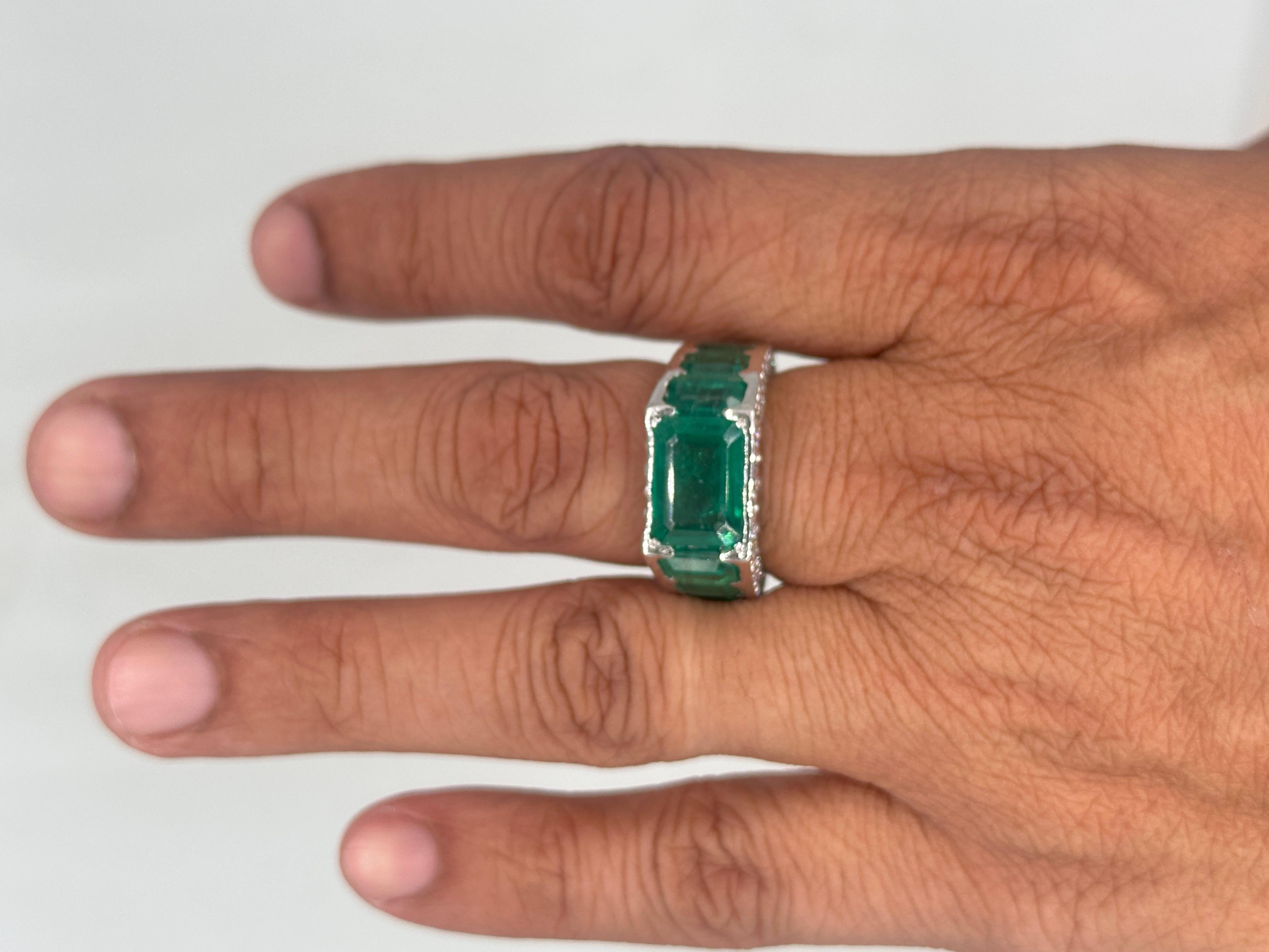 Taille mixte Bague cocktail en or blanc Vermeil avec émeraude naturelle certifiée et saphir bleu en vente