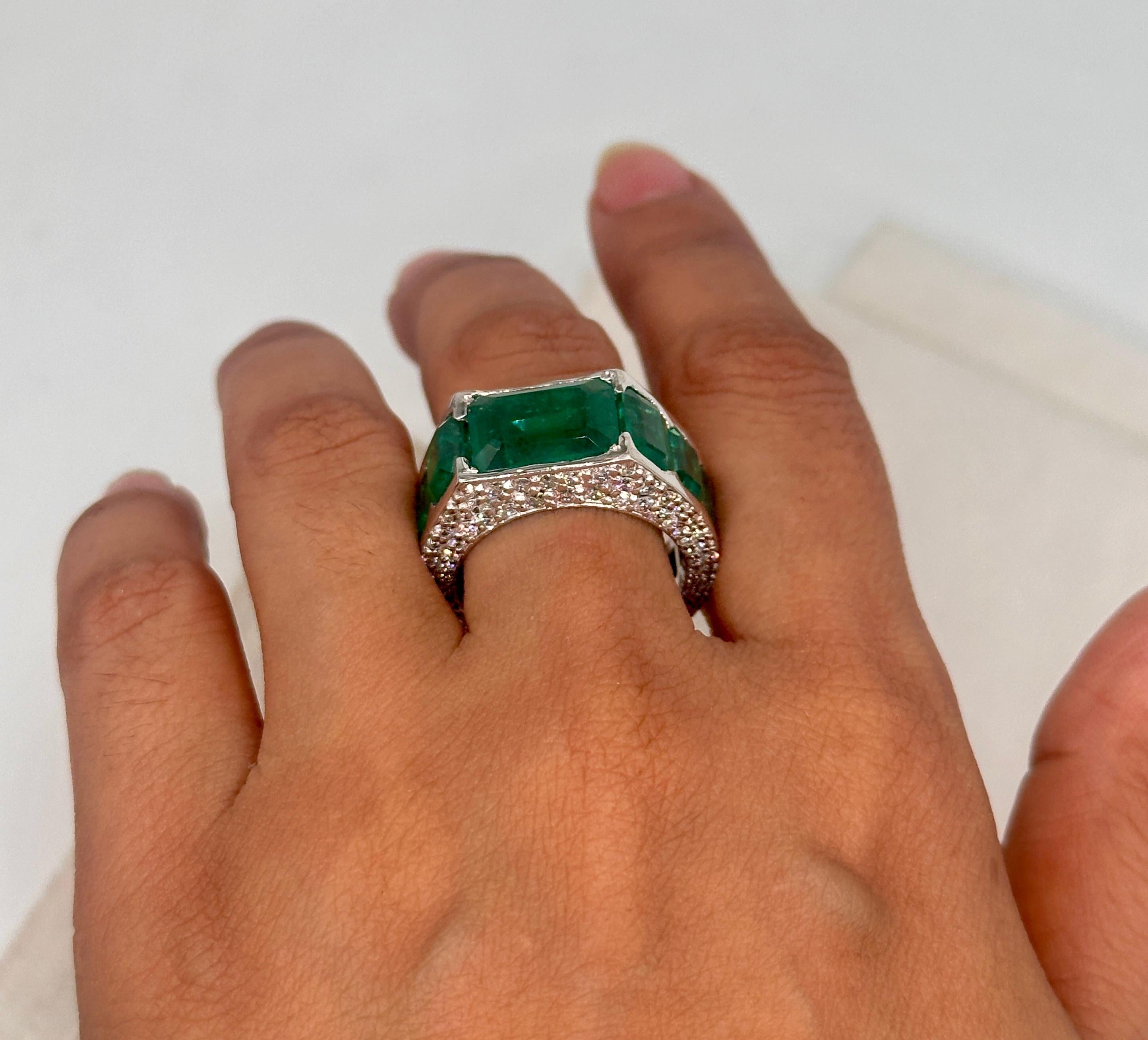 Bague cocktail en or blanc Vermeil avec émeraude naturelle certifiée et saphir bleu Neuf - En vente à Delhi, DL