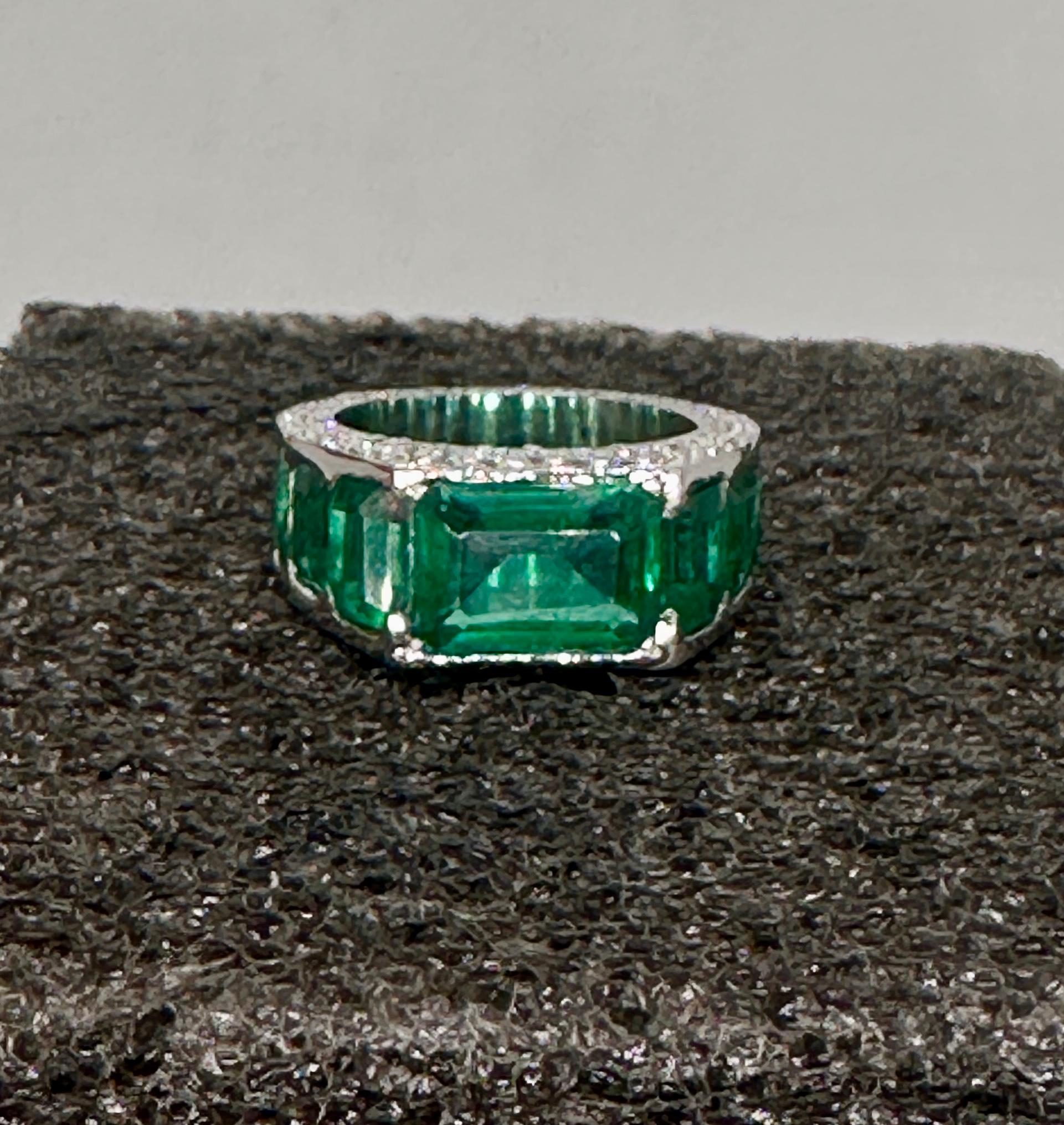 Bague cocktail en or blanc Vermeil avec émeraude naturelle certifiée et saphir bleu en vente 1