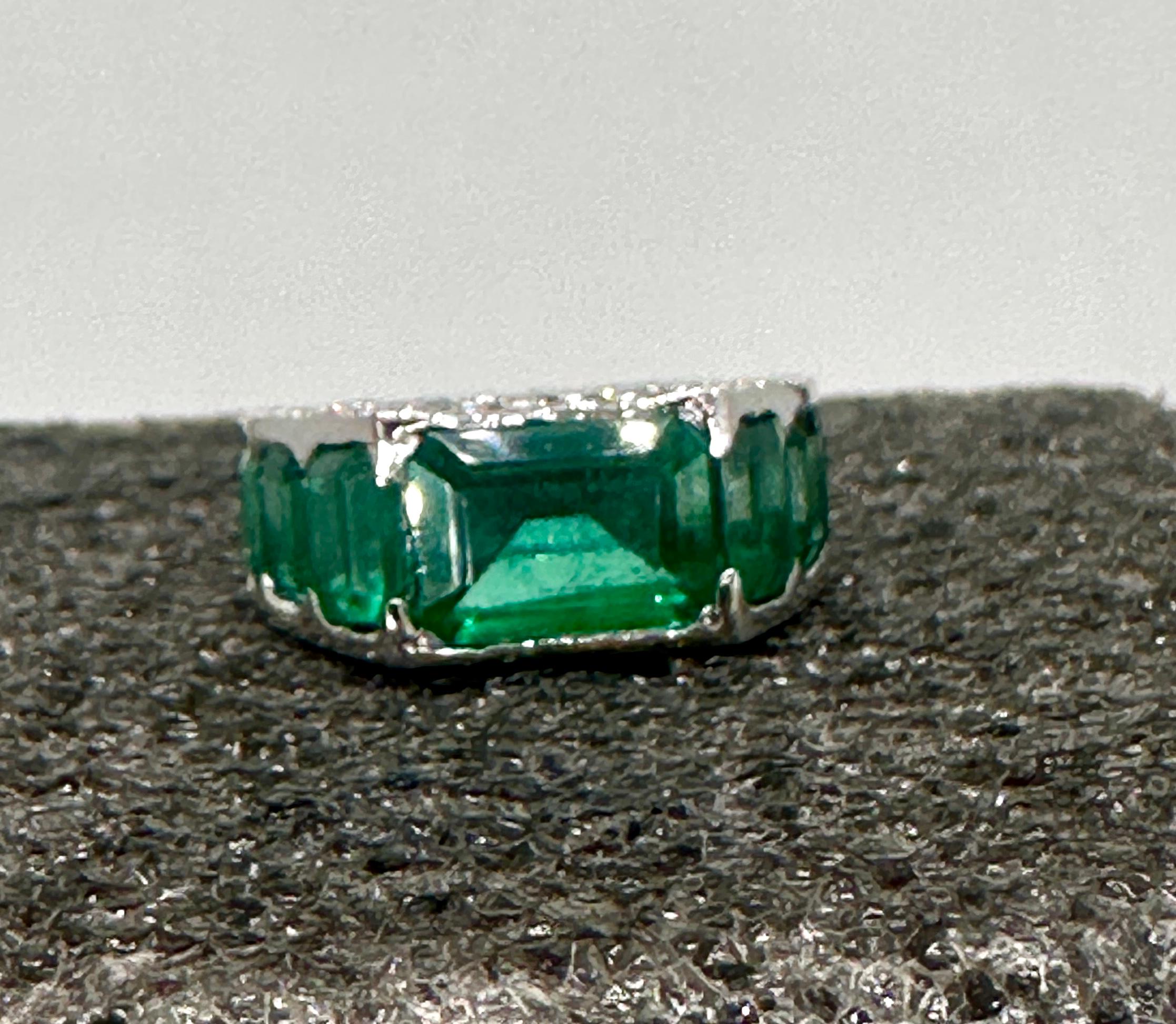 Bague cocktail en or blanc Vermeil avec émeraude naturelle certifiée et saphir bleu en vente 3