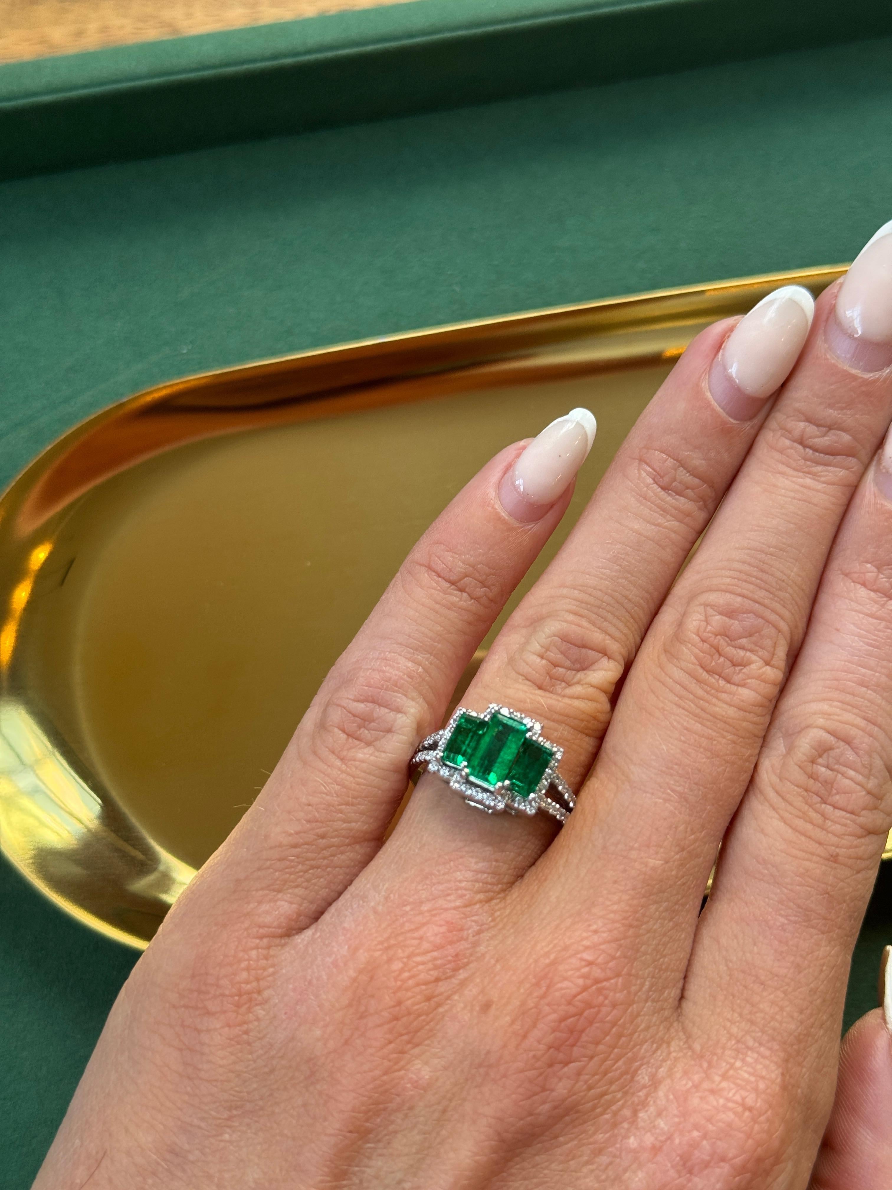 Anillo de 3 piedras con diamante esmeralda natural certificado - Verde vivo en Nuevo estado para la venta en London, GB