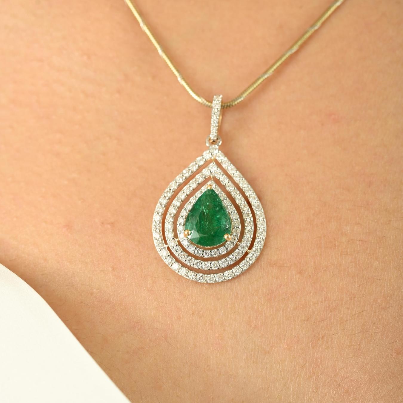 Pendentif en or jaune 18k avec émeraude naturelle certifiée et diamant en forme de poire en vente 4
