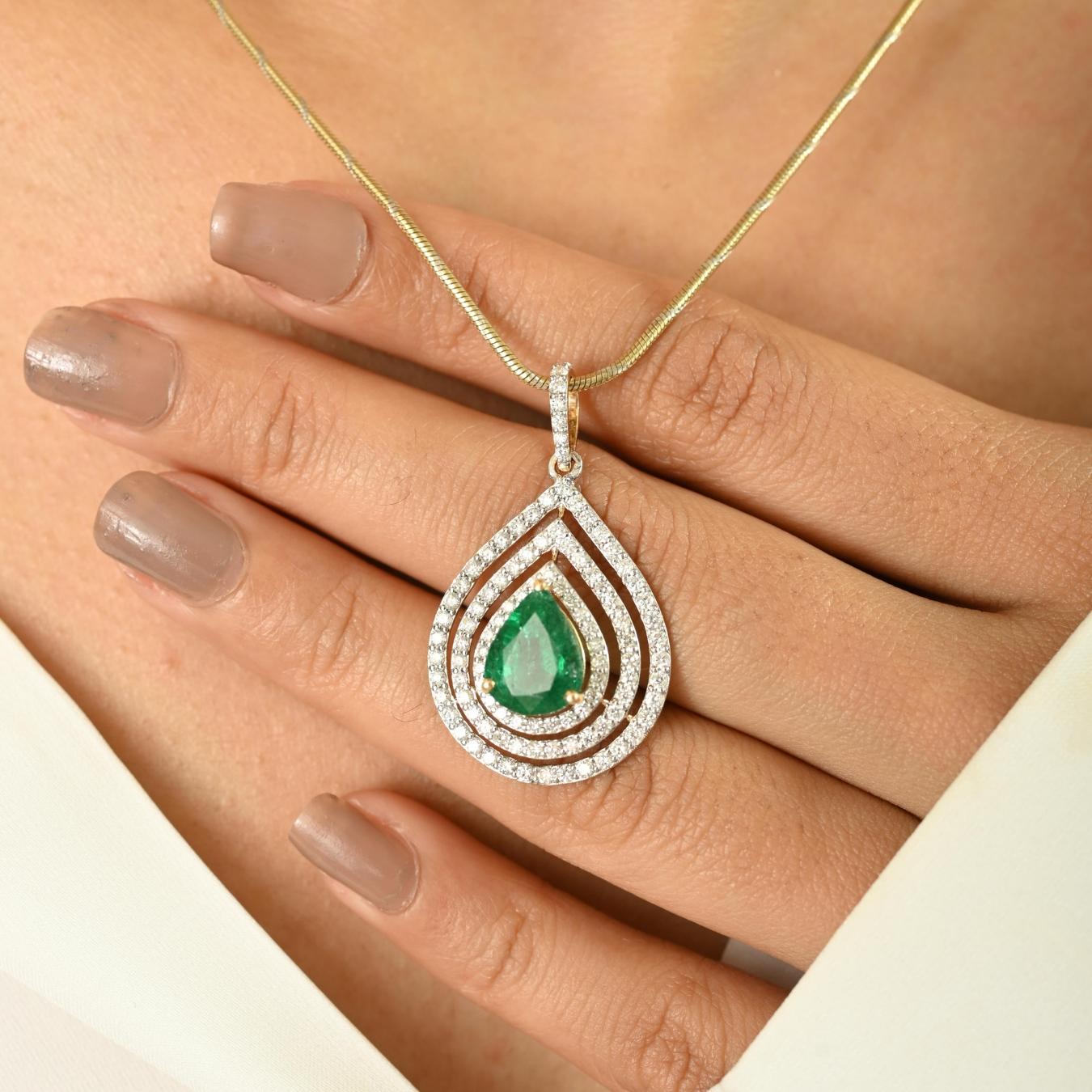 Taille poire Pendentif en or jaune 18k avec émeraude naturelle certifiée et diamant en forme de poire en vente
