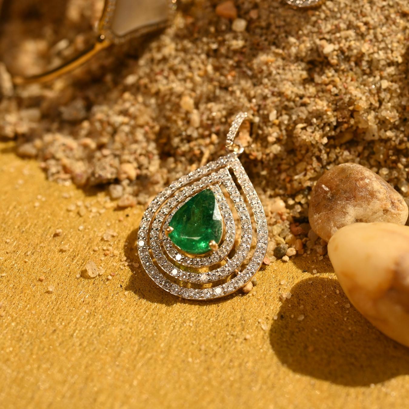 Pendentif en or jaune 18k avec émeraude naturelle certifiée et diamant en forme de poire Pour femmes en vente