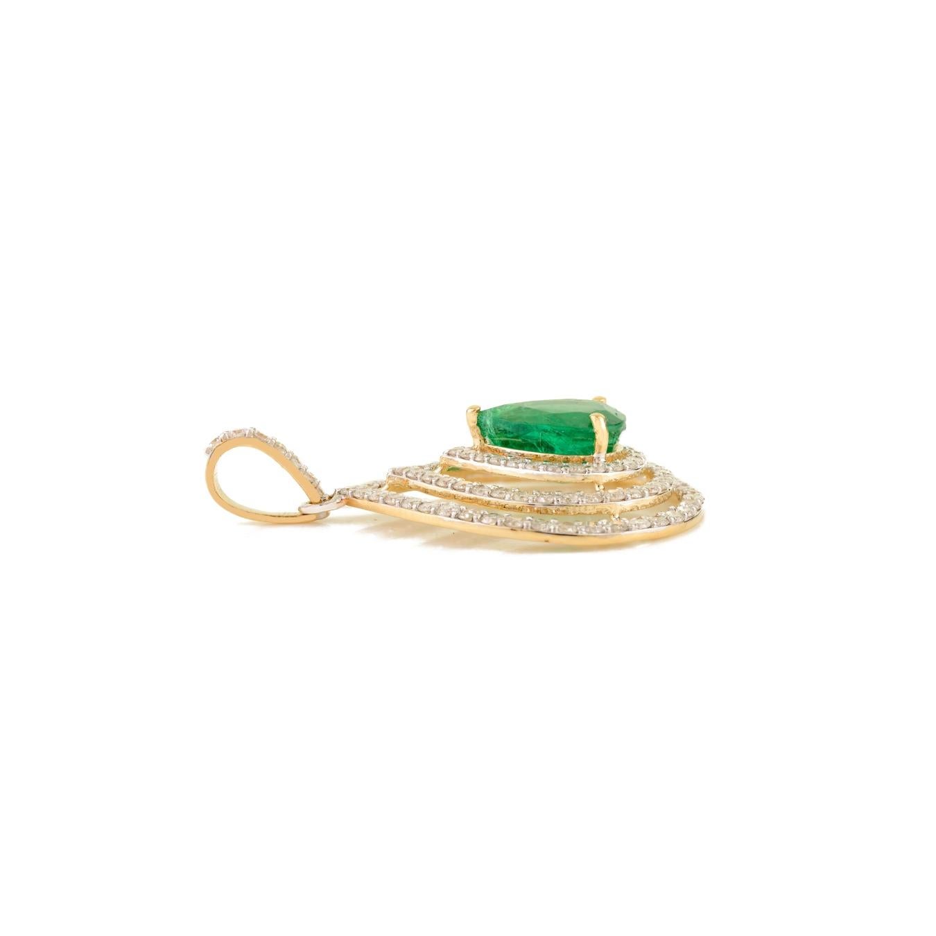 Pendentif en or jaune 18k avec émeraude naturelle certifiée et diamant en forme de poire en vente 1