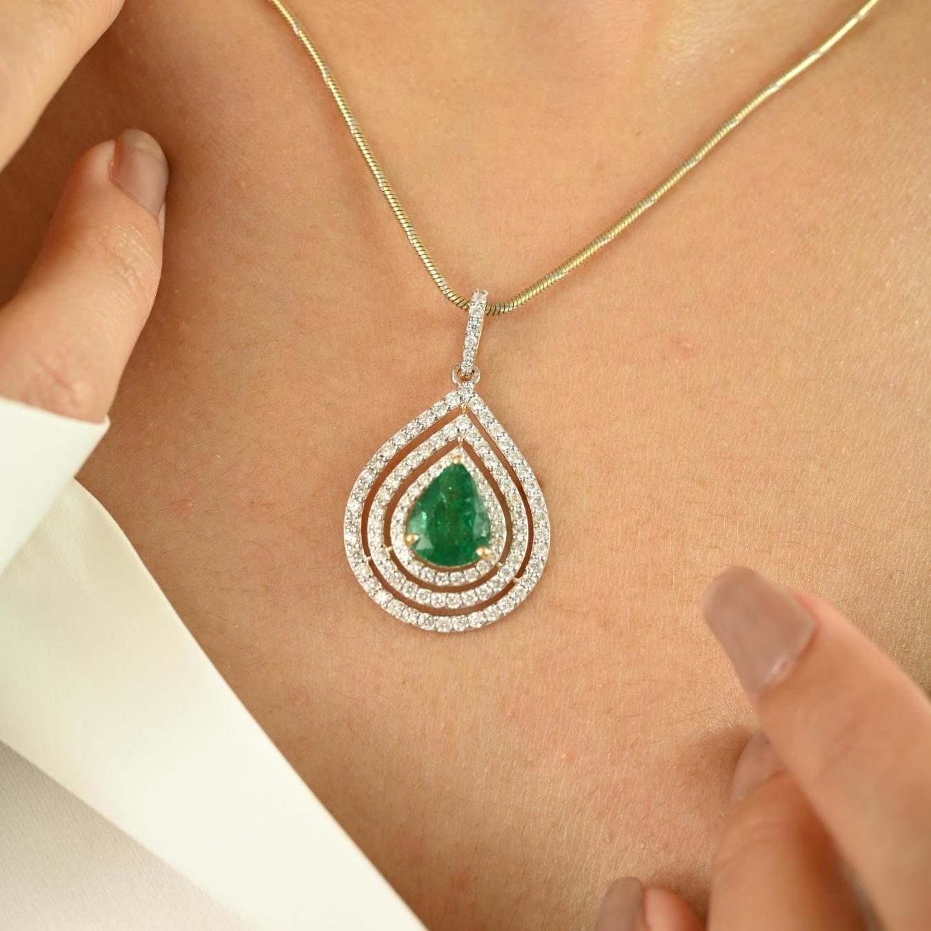 Pendentif en or jaune 18k avec émeraude naturelle certifiée et diamant en forme de poire en vente 2