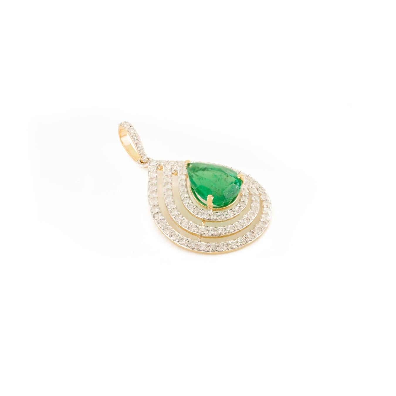 Pendentif en or jaune 18k avec émeraude naturelle certifiée et diamant en forme de poire en vente 3