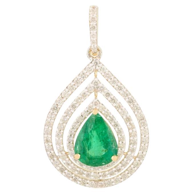 Pendentif en or jaune 18k avec émeraude naturelle certifiée et diamant en forme de poire en vente
