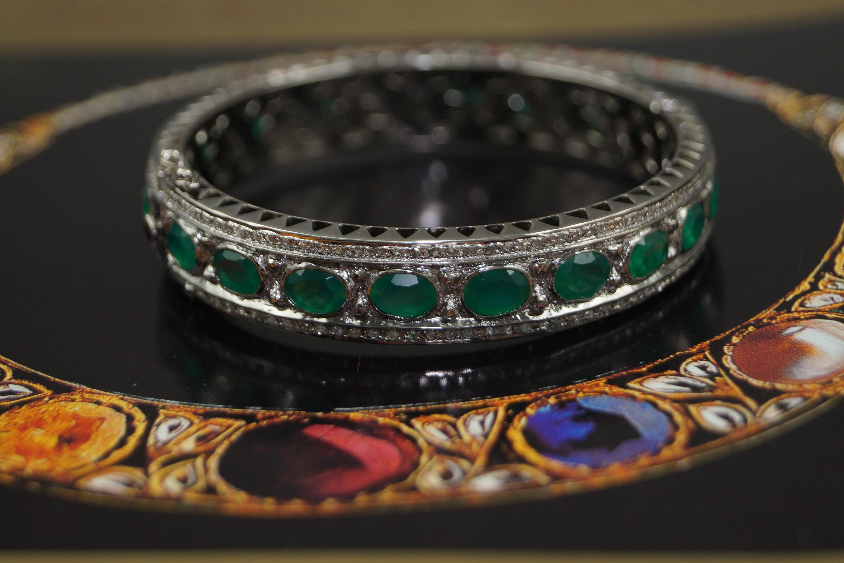 Art Nouveau Certified natural emerald pave diamonds sterling silver hinge bracelet For Sale
