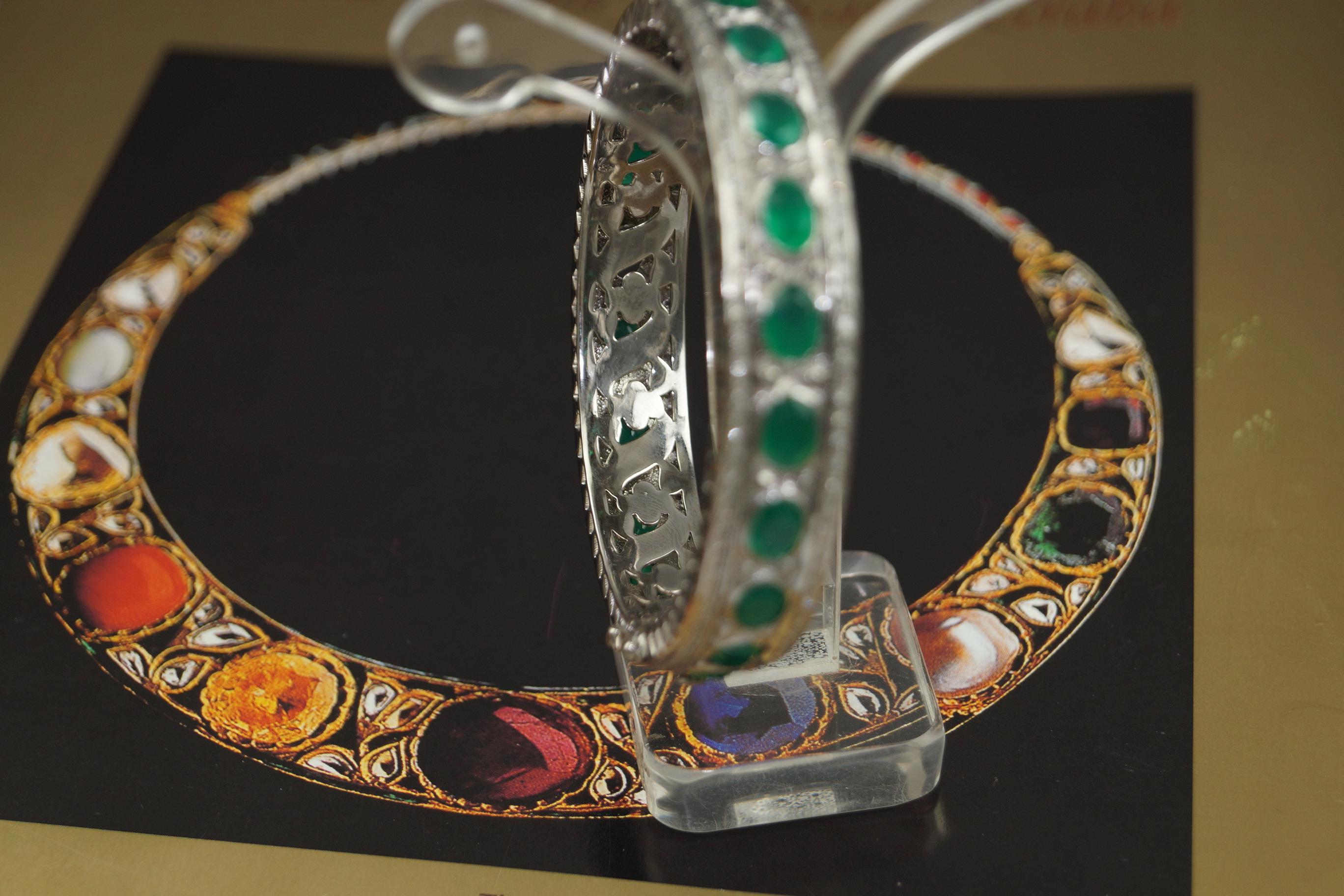 Certified natural emerald pave diamonds sterling silver hinge bracelet In New Condition For Sale In Delhi, DL