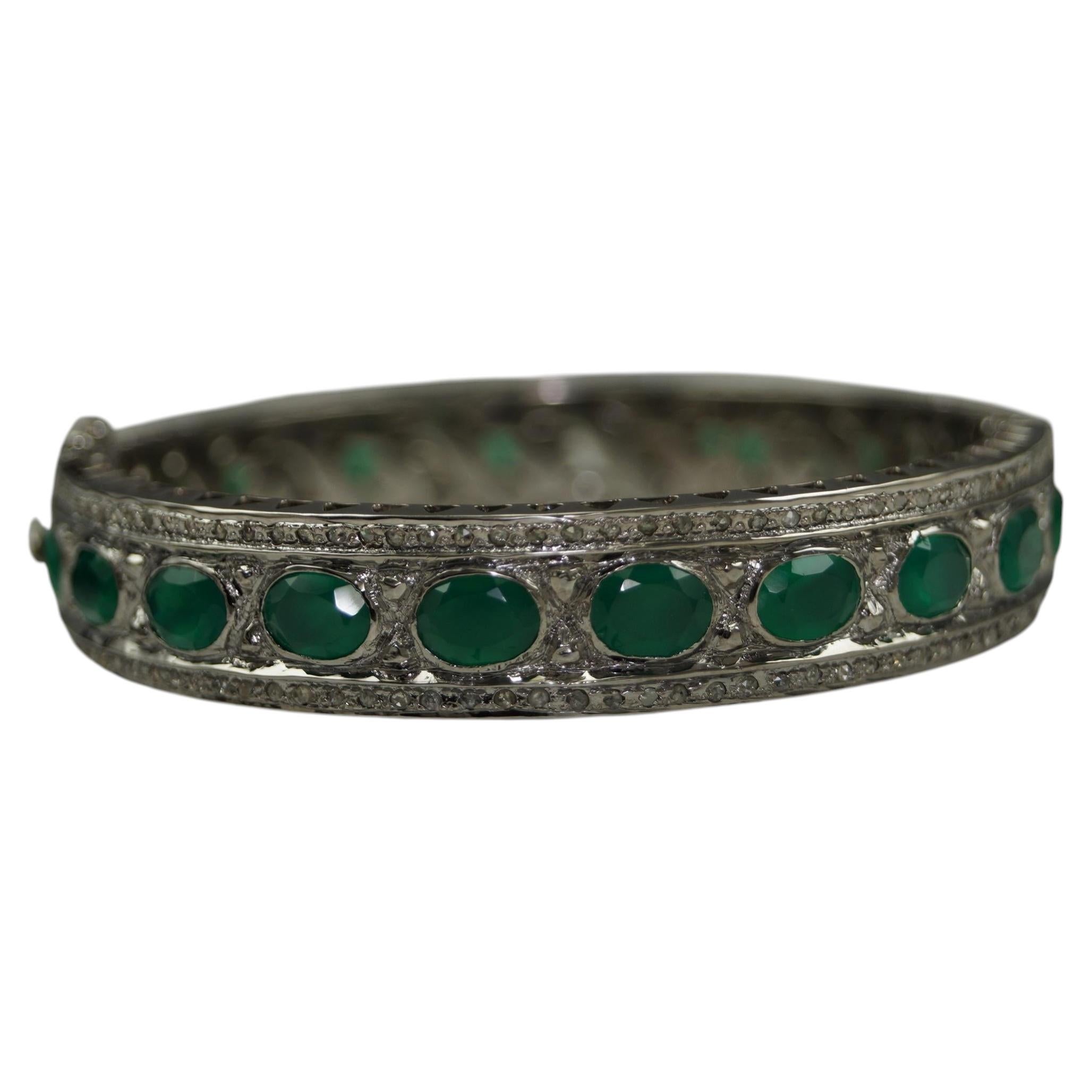 Bracelet à charnière en argent sterling avec émeraudes naturelles certifiées et diamants pavés