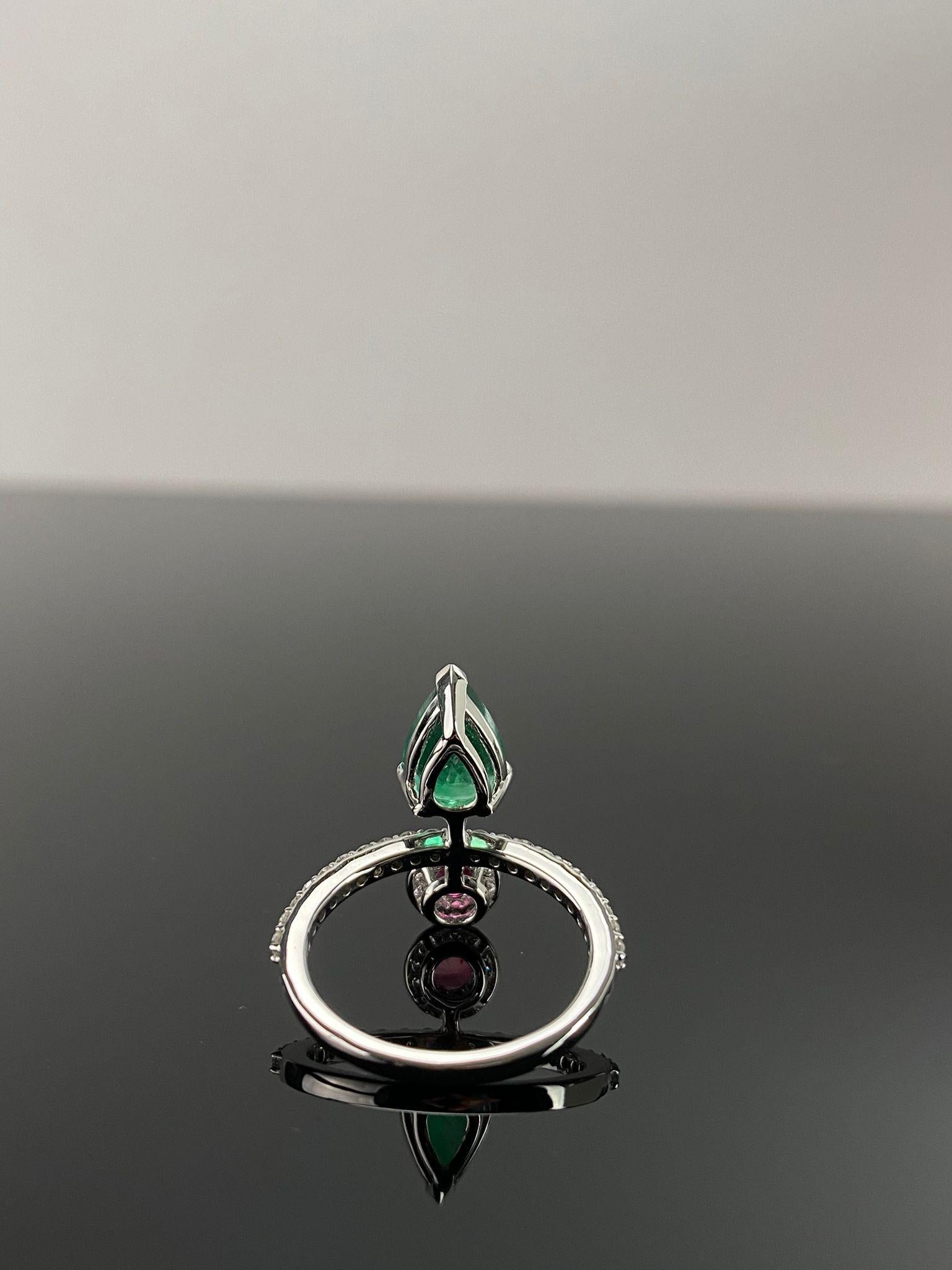 Zertifizierter sambischer natürlicher Smaragd-Ring in Birnenform mit ovalem Rubin und Diamanten (Moderne) im Angebot