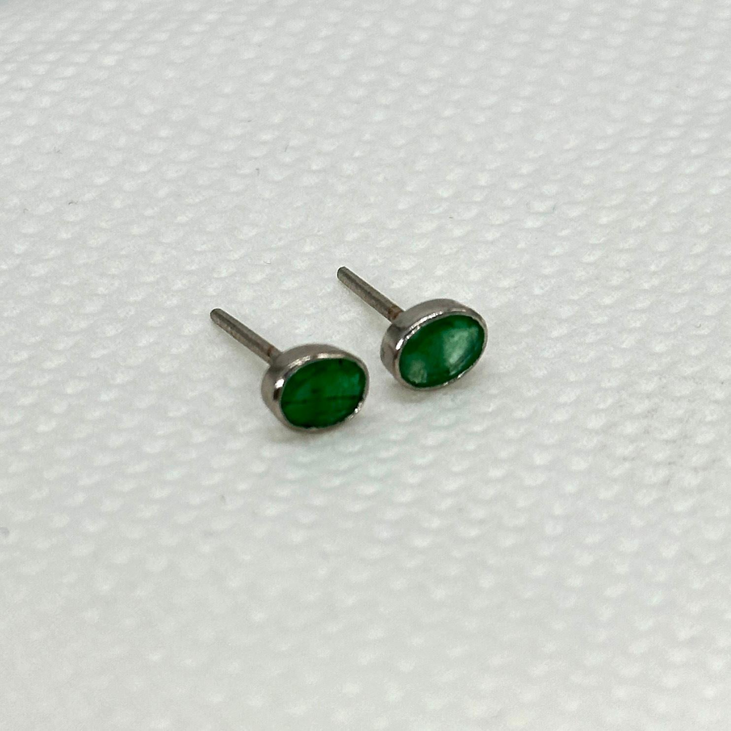 Certified Natural Smaragde Sterling 925 Silber Ohrringe Ohrstecker im Zustand „Neu“ im Angebot in Delhi, DL
