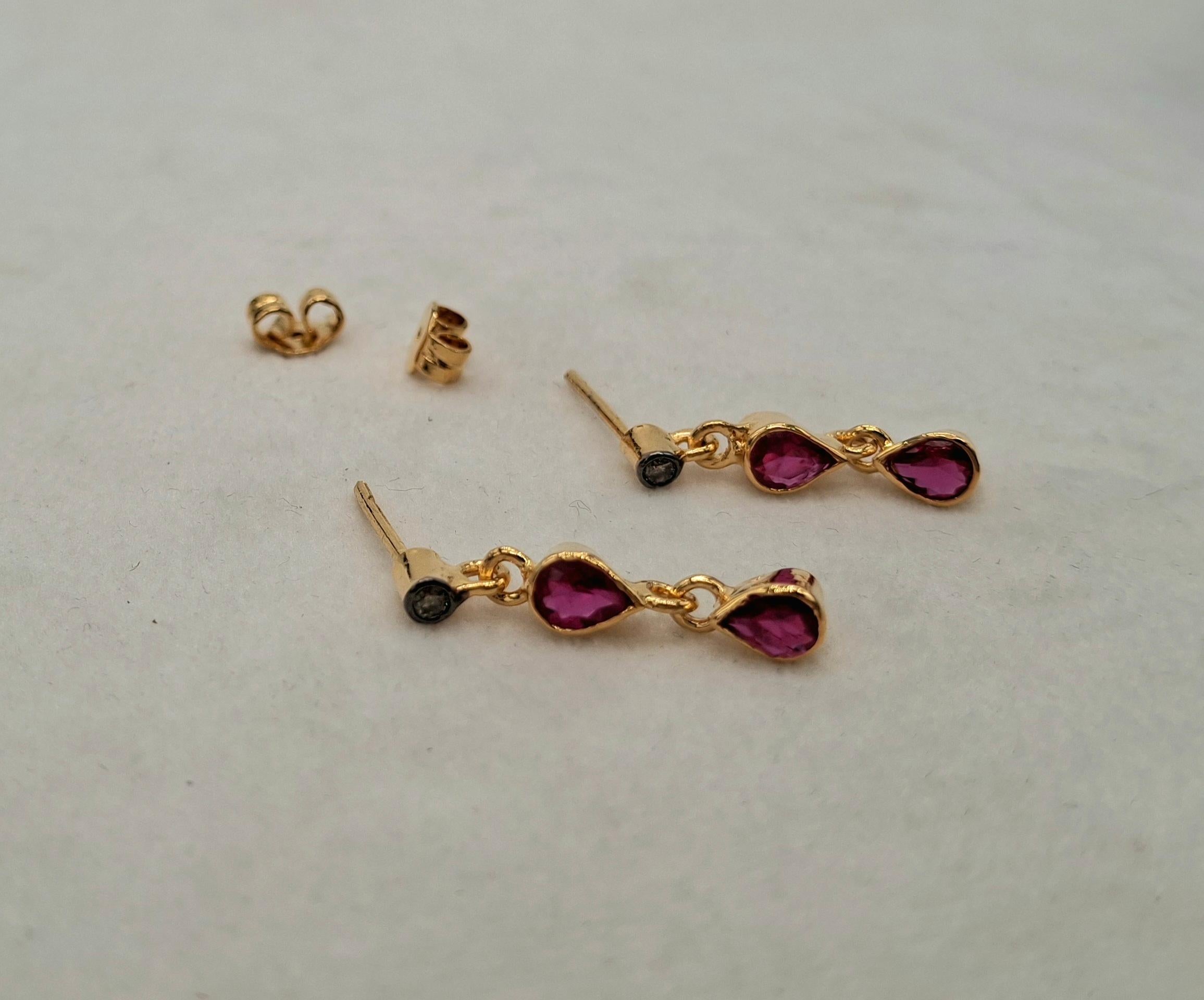 Boucles d
oreilles en argent sterling avec rubis et diamants certifiés de couleur naturelle. en vente