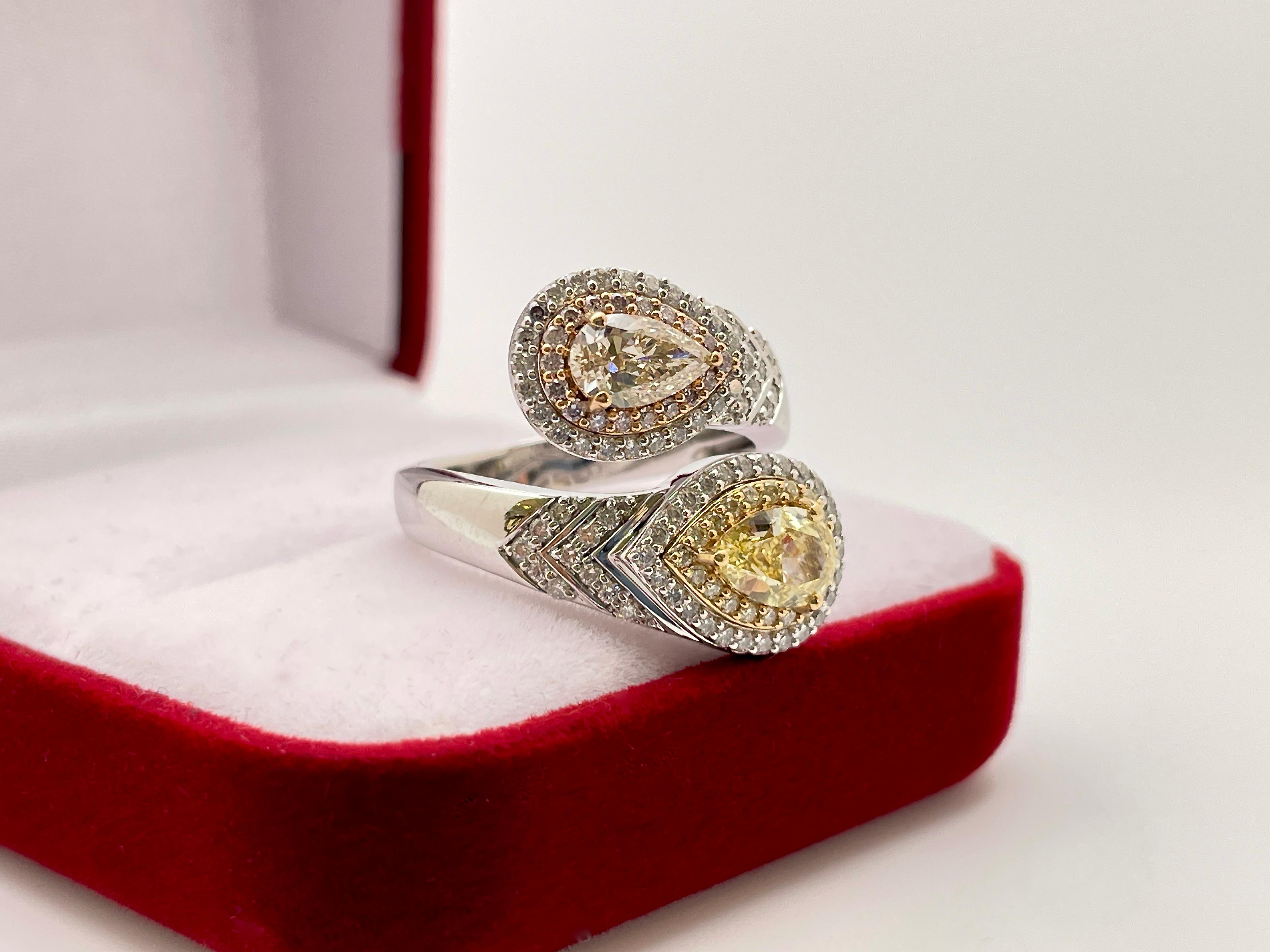 Ein originaler Verlobungsring aus 18 Karat Weißgold, Gelb- und Rotgold, mit zwei natürlichen gelben Fancy-Diamanten, begleitet von einem IGI-Zertifikat (Report #: 4602117911). 

In der Mitte des Rings befinden sich zwei birnenförmige Diamanten im