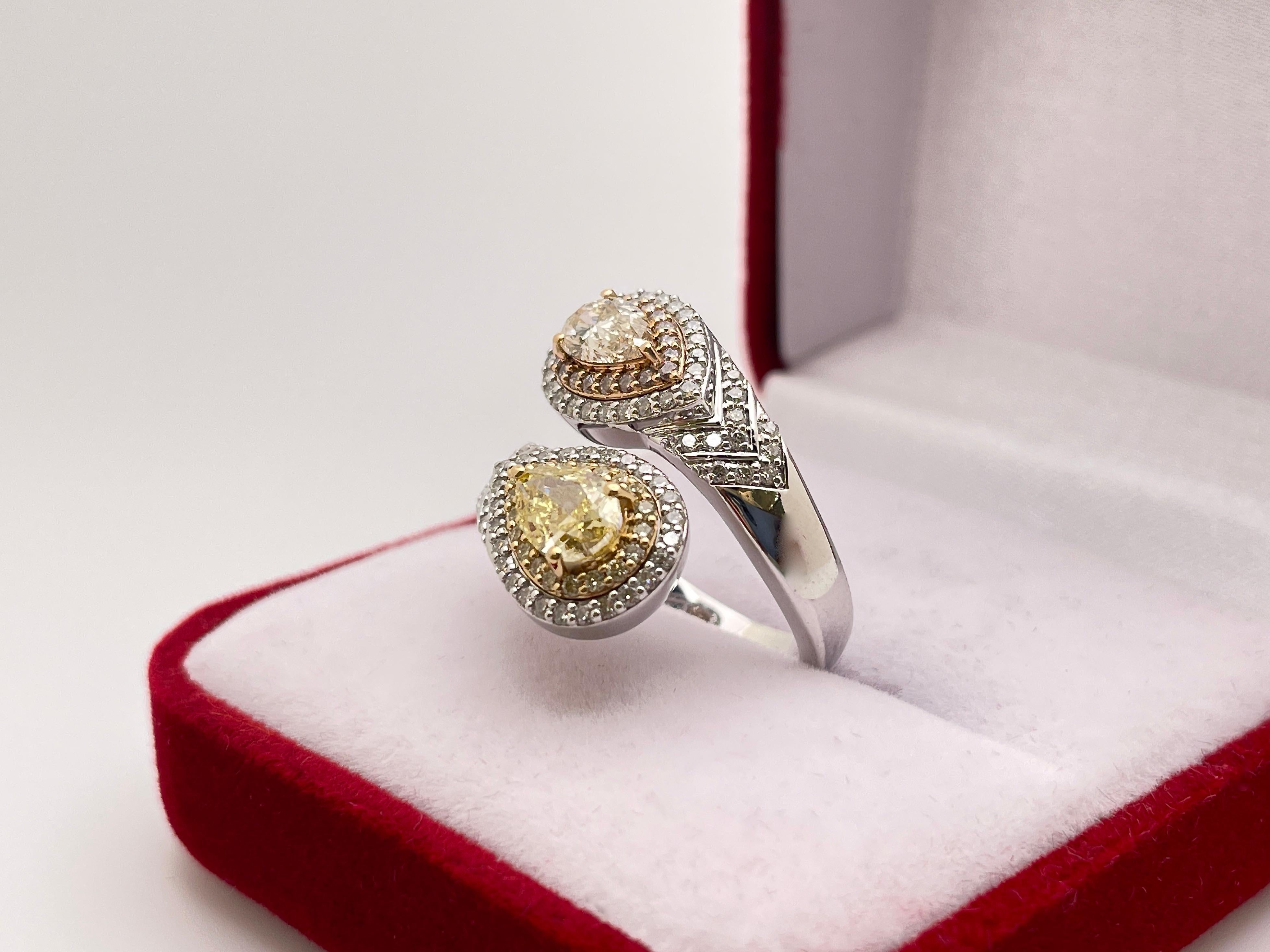 IGI Verlobungsring aus 18 Karat Gold mit zwei natürlichen gelben und champagnerfarbenen Fancy-Diamanten (Tropfenschliff) im Angebot