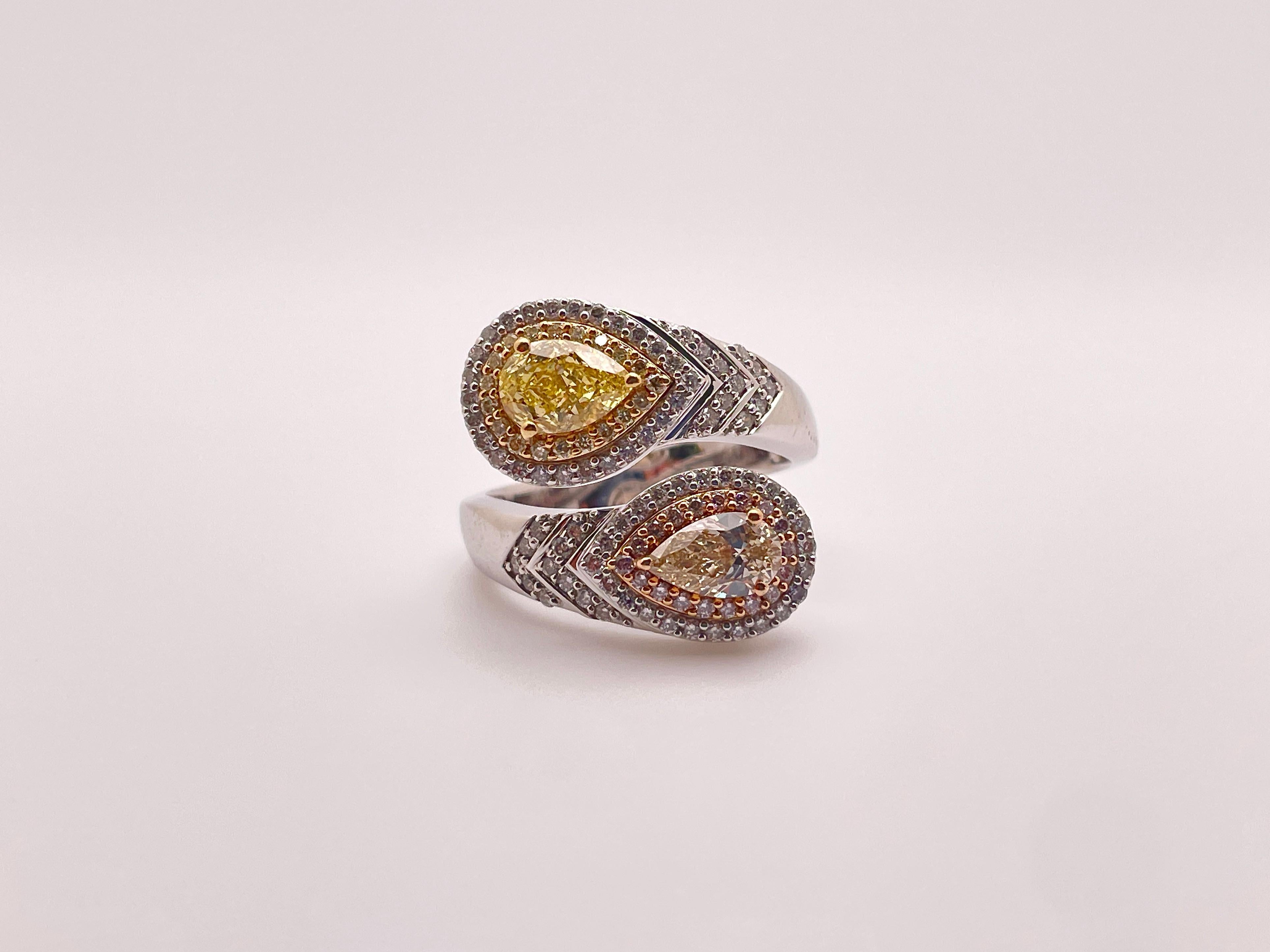 IGI Verlobungsring aus 18 Karat Gold mit zwei natürlichen gelben und champagnerfarbenen Fancy-Diamanten im Zustand „Hervorragend“ im Angebot in Westport, CT