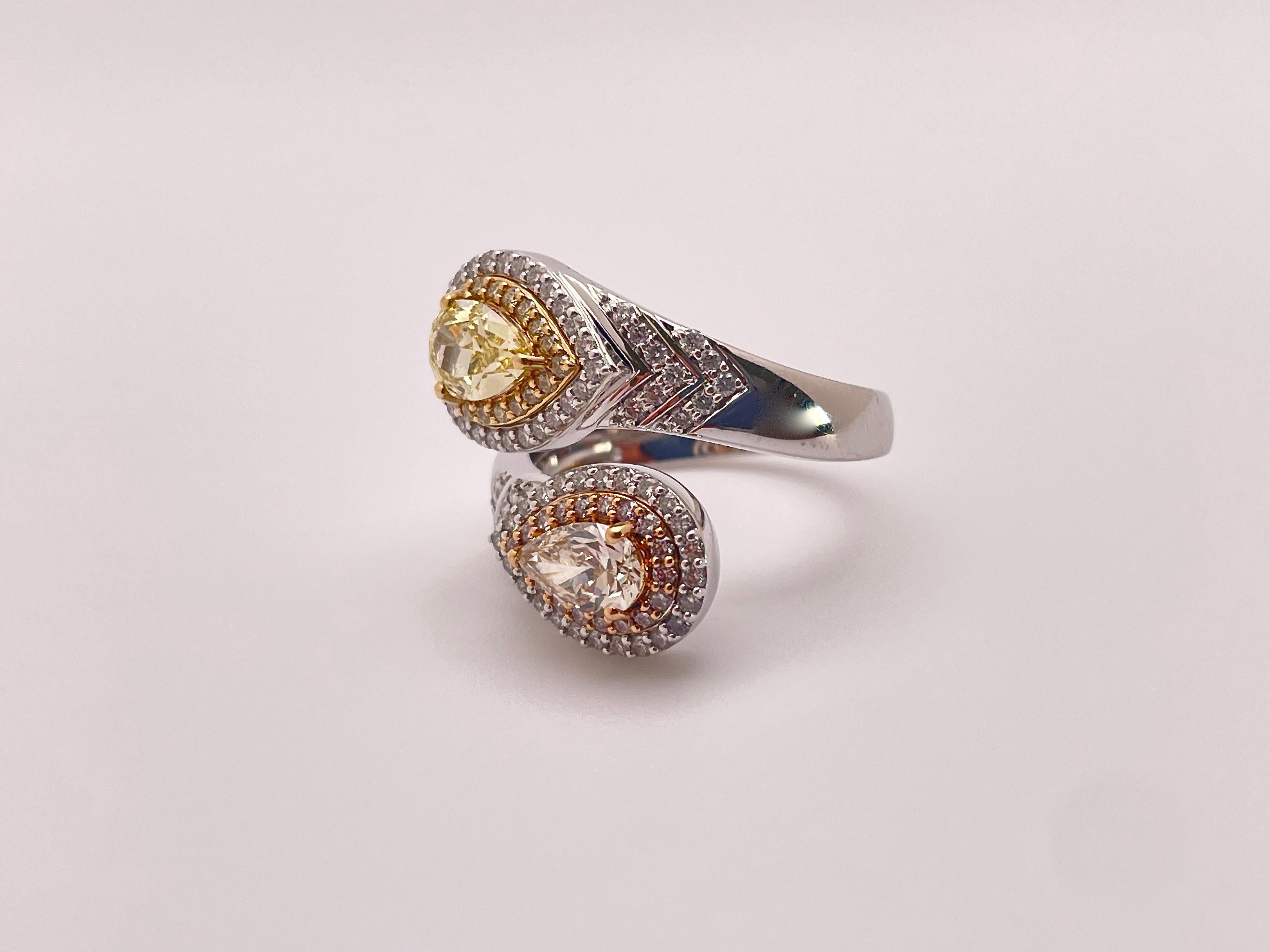 IGI Verlobungsring aus 18 Karat Gold mit zwei natürlichen gelben und champagnerfarbenen Fancy-Diamanten für Damen oder Herren im Angebot