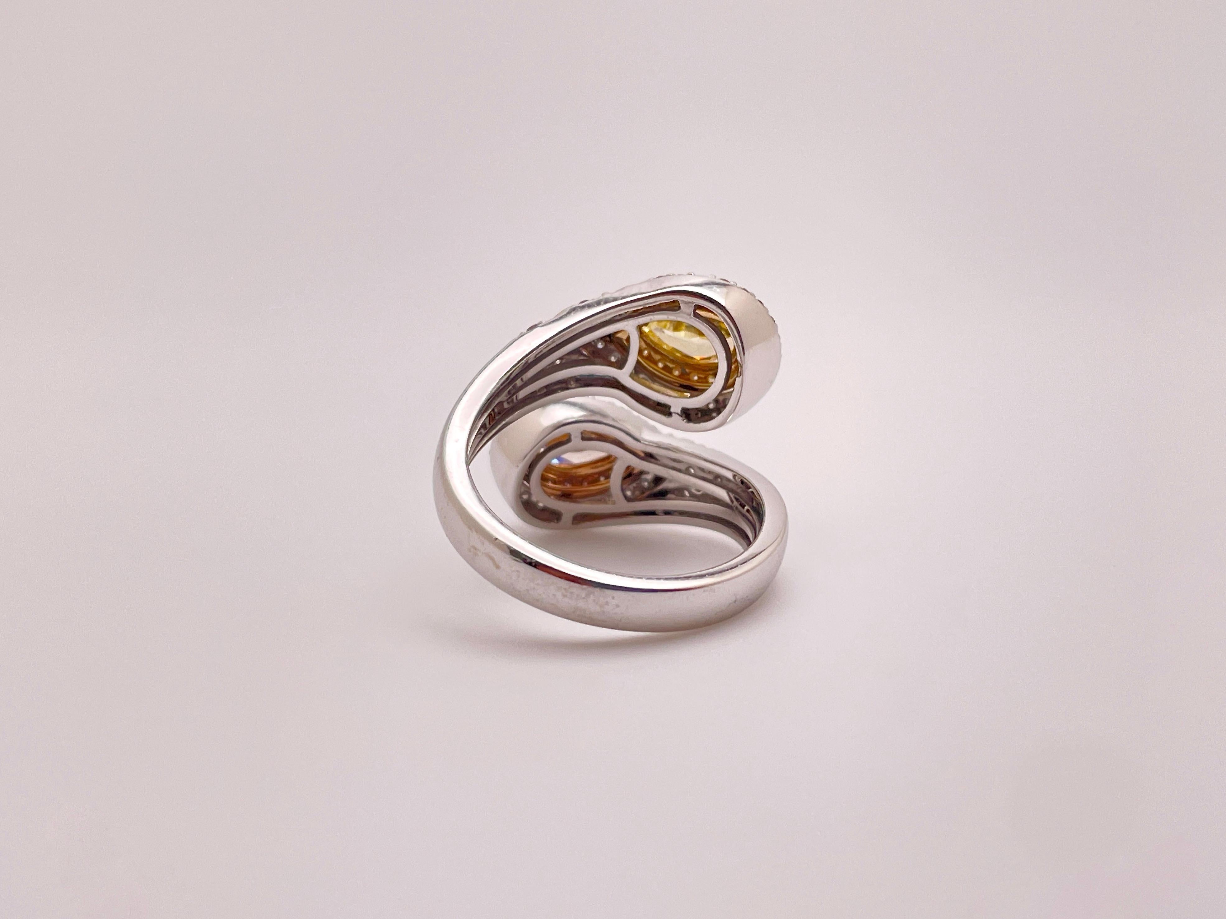 IGI Verlobungsring aus 18 Karat Gold mit zwei natürlichen gelben und champagnerfarbenen Fancy-Diamanten im Angebot 1
