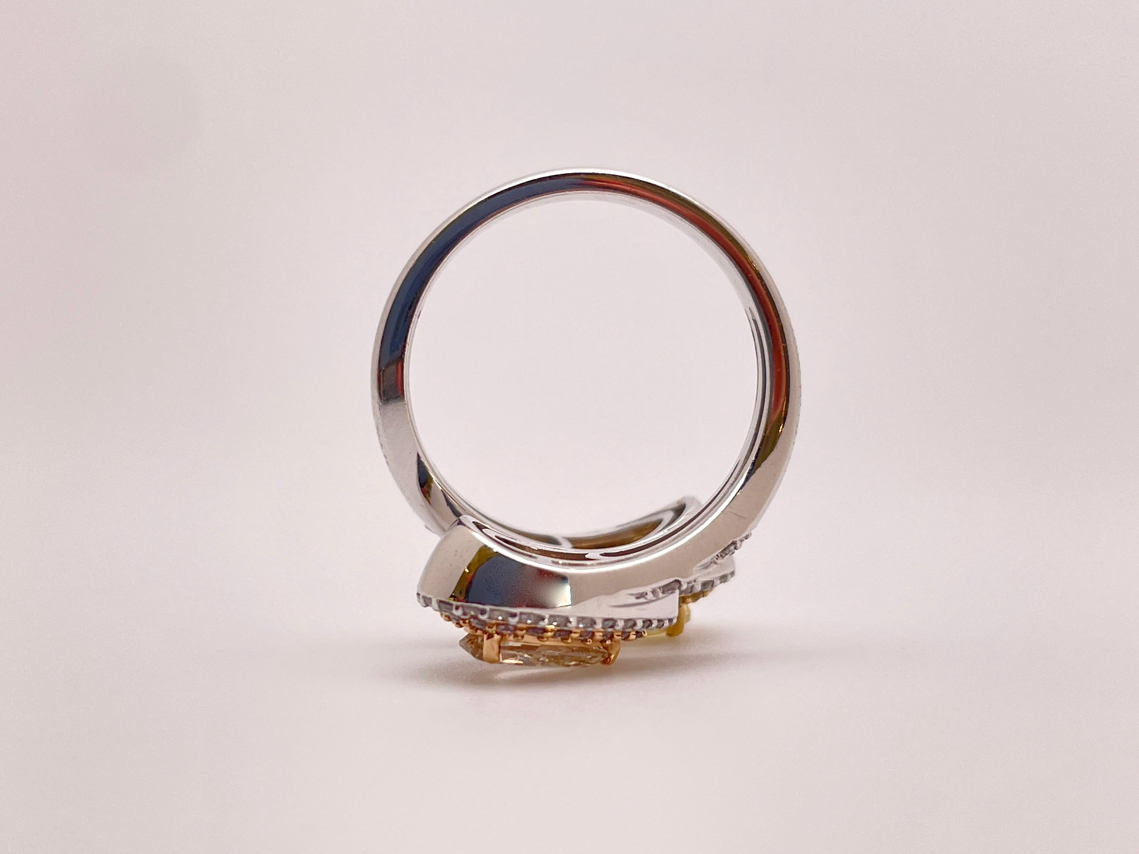 IGI Verlobungsring aus 18 Karat Gold mit zwei natürlichen gelben und champagnerfarbenen Fancy-Diamanten im Angebot 3