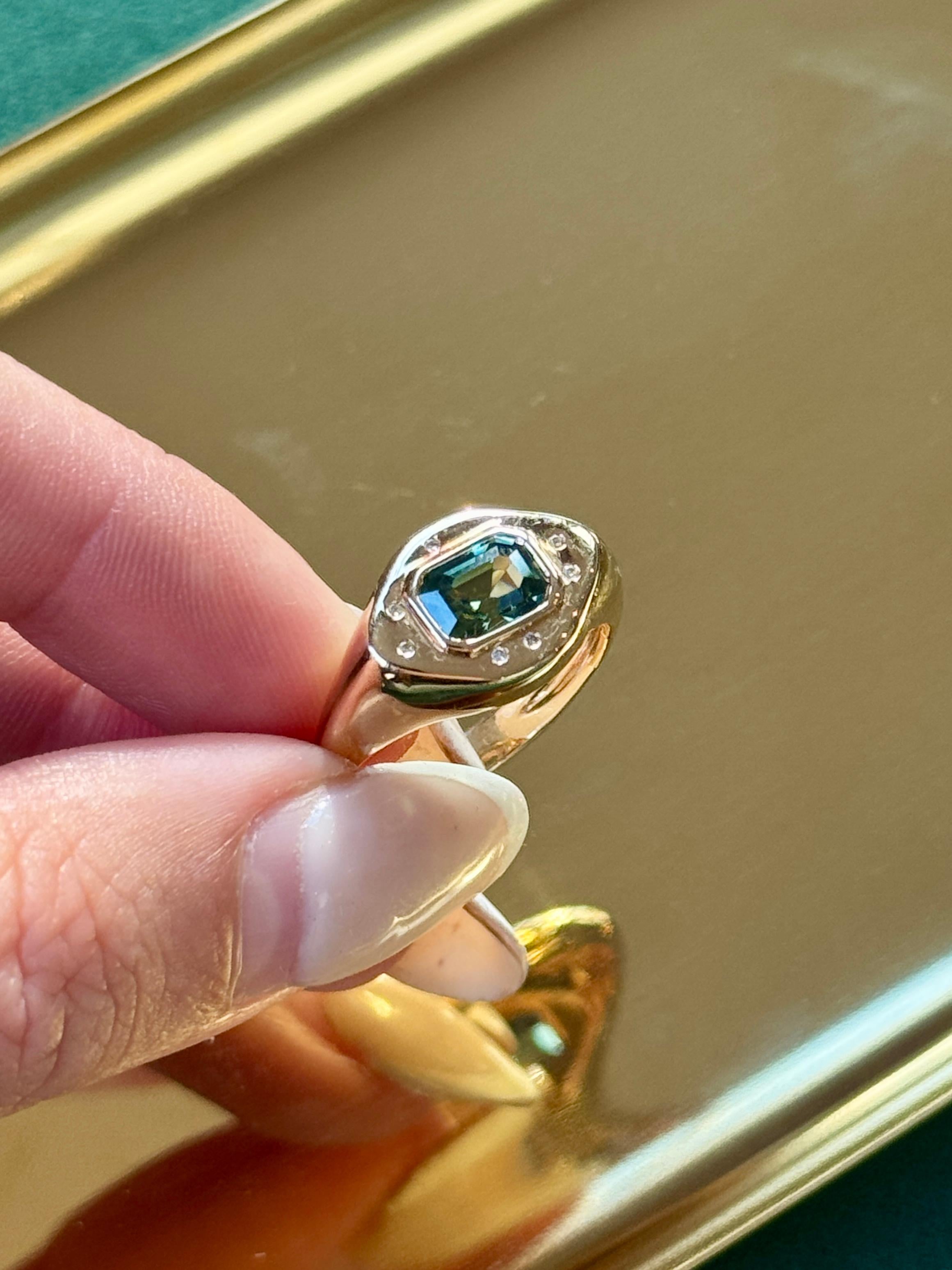 Contemporaneo Anello con zaffiro verde certificato e certificato in vendita