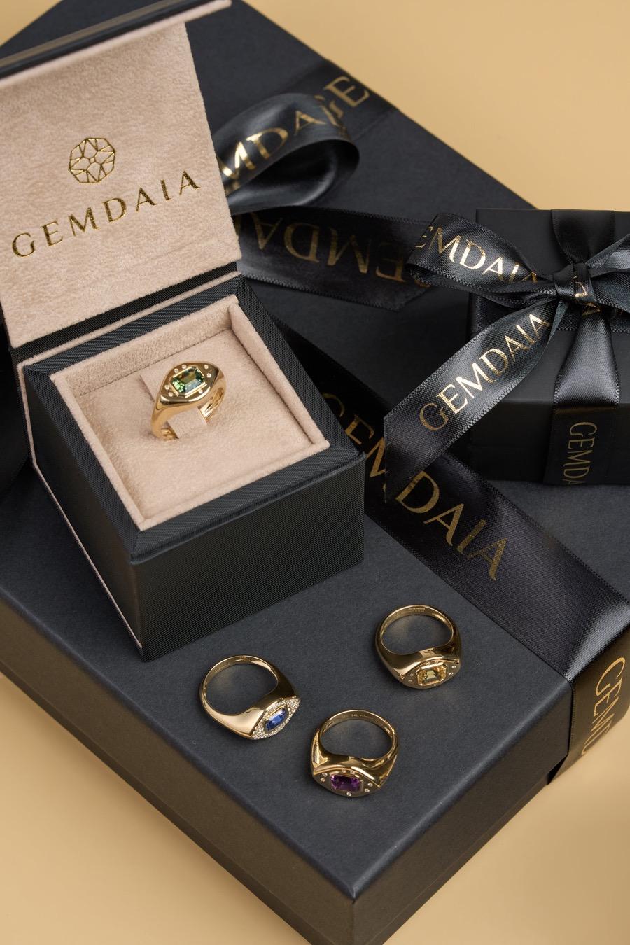 Certified Natural Green Sapphire Signet Ring In New Condition For Sale In London, GB