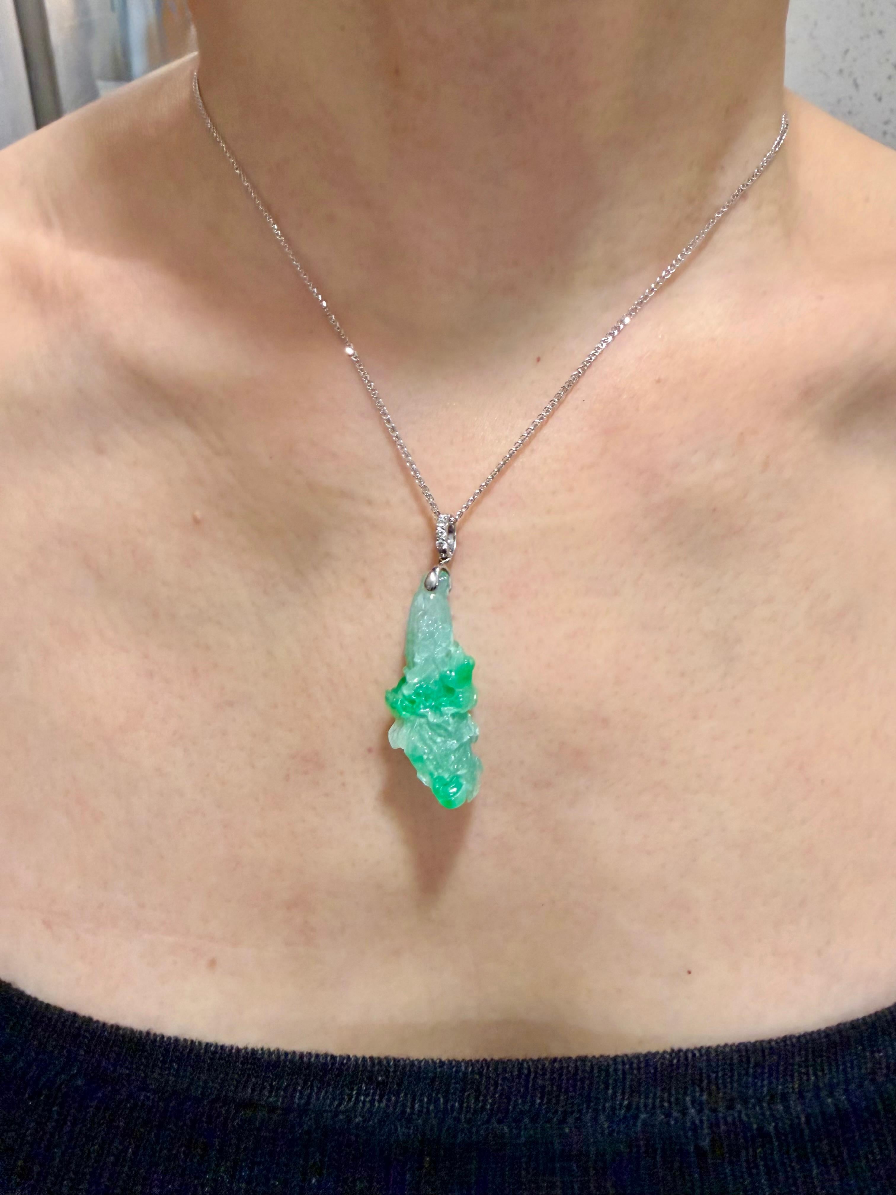 Veuillez consulter la vid�éo HD. Ce jade ICY de haute qualité n'est pas souvent vu ou disponible. Cette sculpture de chou en jade naturel est de tout premier ordre ! Il offre une excellente profondeur de champ. Le jade est certifié naturel sans aucun
