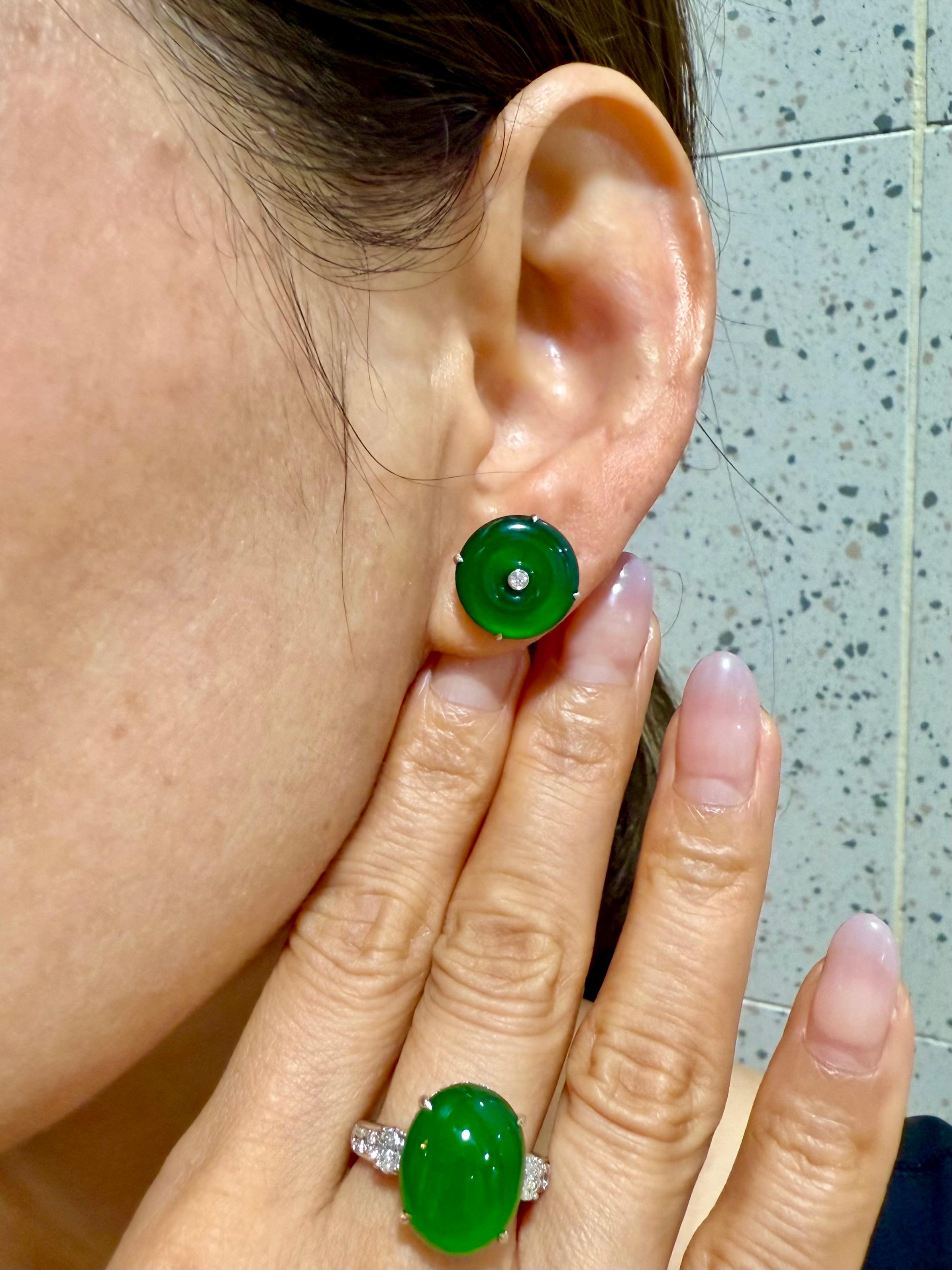 Regardez la vidéo HD ! Il n'y a pas mieux ! Voici une belle paire de boucles d'oreilles en Jade vert impérial. Classique, élégante et de grande qualité. Chaque boucle d'oreille mesure environ 13,8 mm. Les boucles d'oreilles sont serties d'or blanc