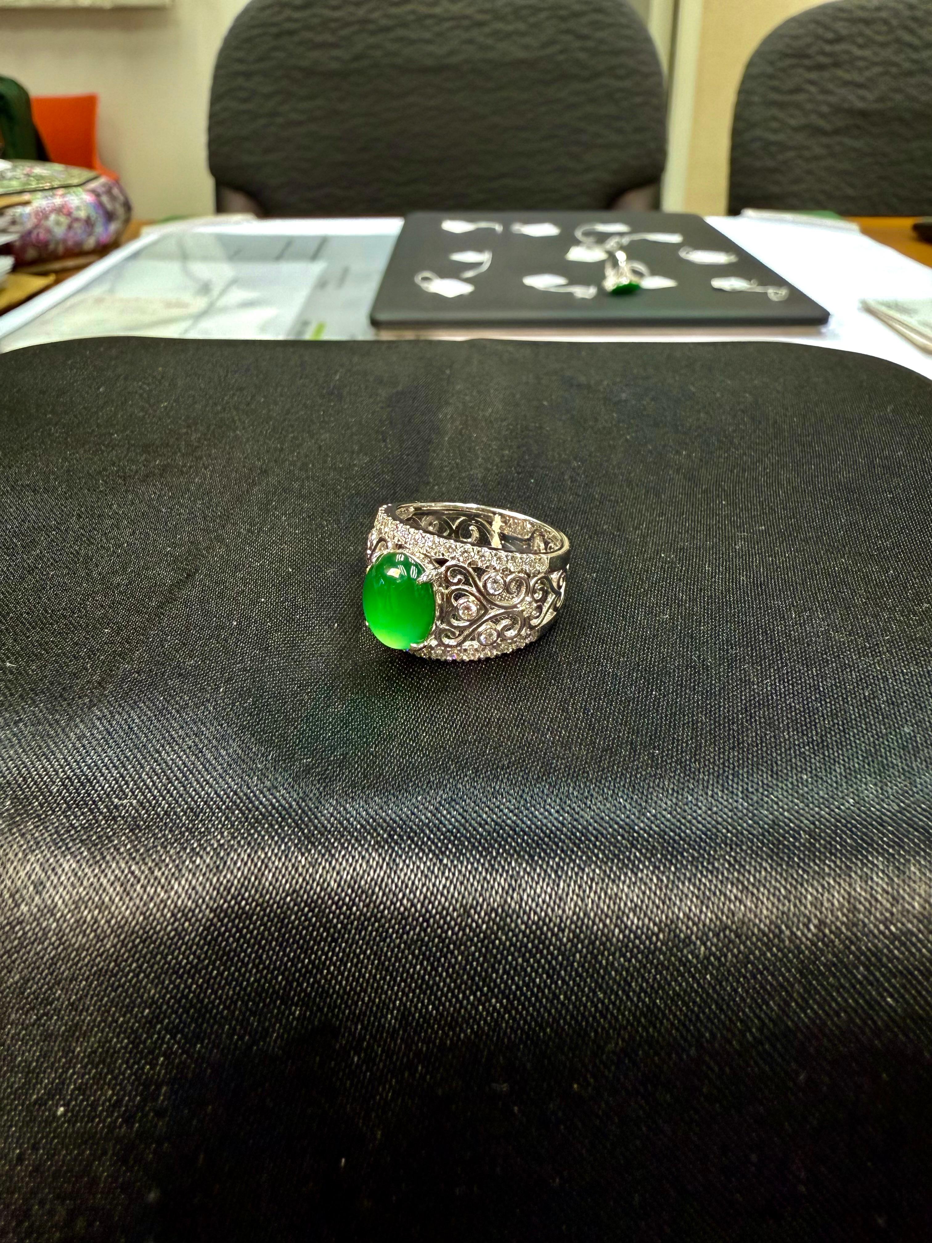Anello cocktail di giada naturale certificata e diamanti, di colore verde imperiale e super luminoso! In condizioni Nuovo a Hong Kong, HK