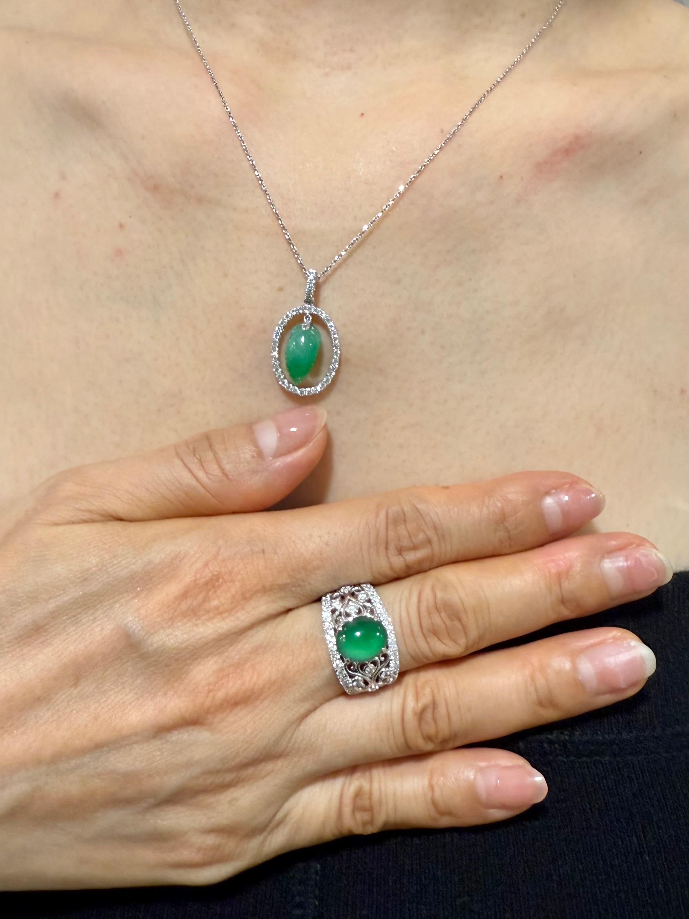 Guarda il video in HD. Questo anello ha il miglior colore verde imperiale, brilla! Il materiale utilizzato per realizzare questo impressionante cabochon è chiamato cuore di giada. Ovvero la parte centrale e migliore della giada! Si tratta di giada