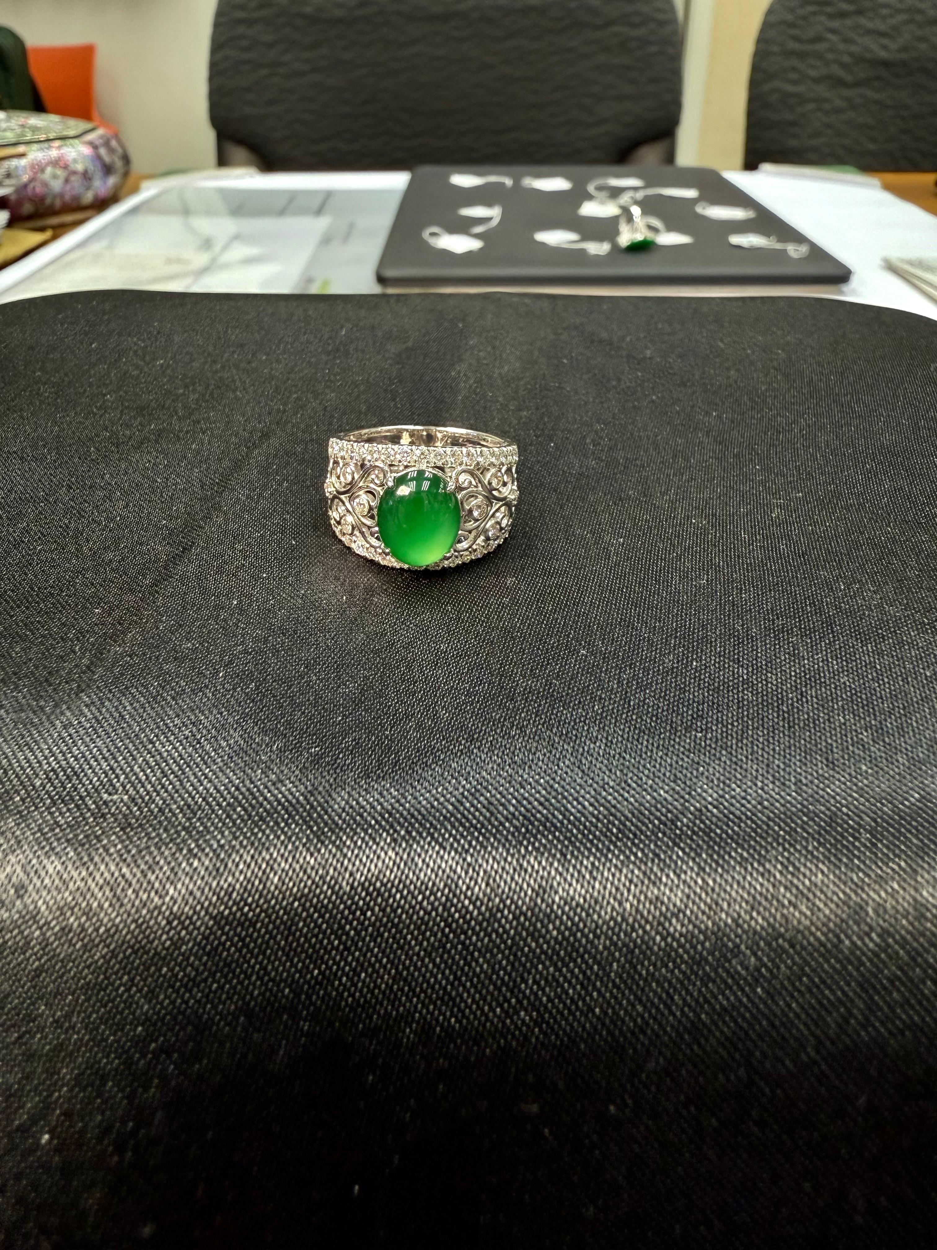 Contemporaneo Anello cocktail di giada naturale certificata e diamanti, di colore verde imperiale e super luminoso!