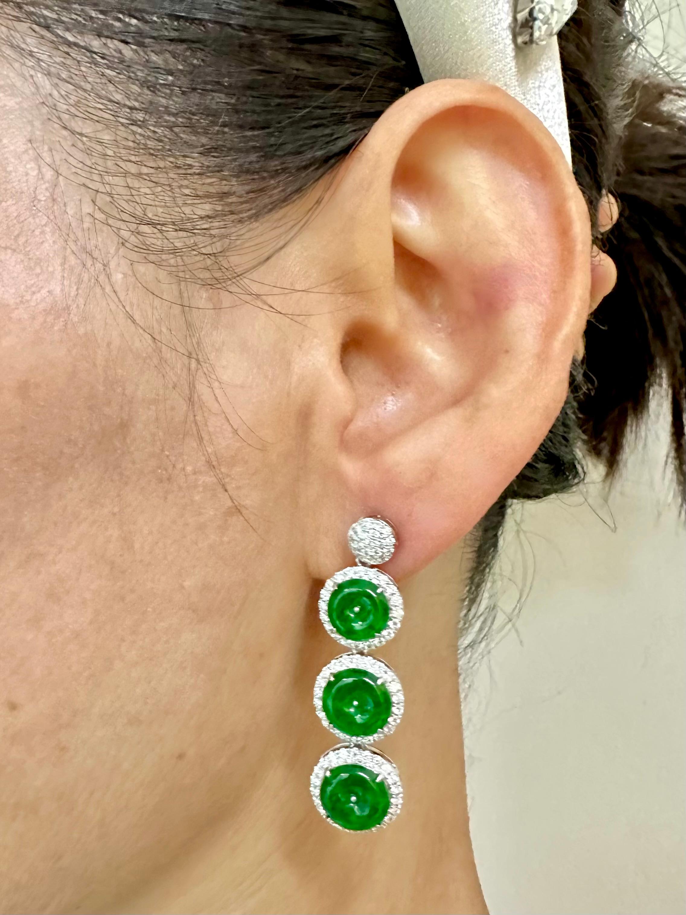 Please check out the HD video! Here is a special pair of spinach green Jade drop earrings. The diameter of the 3 jade donut sections from top to bottom are about 10.58mm, 11.41mm and 11.81mm respectively. The earrings are set in 18k white gold and