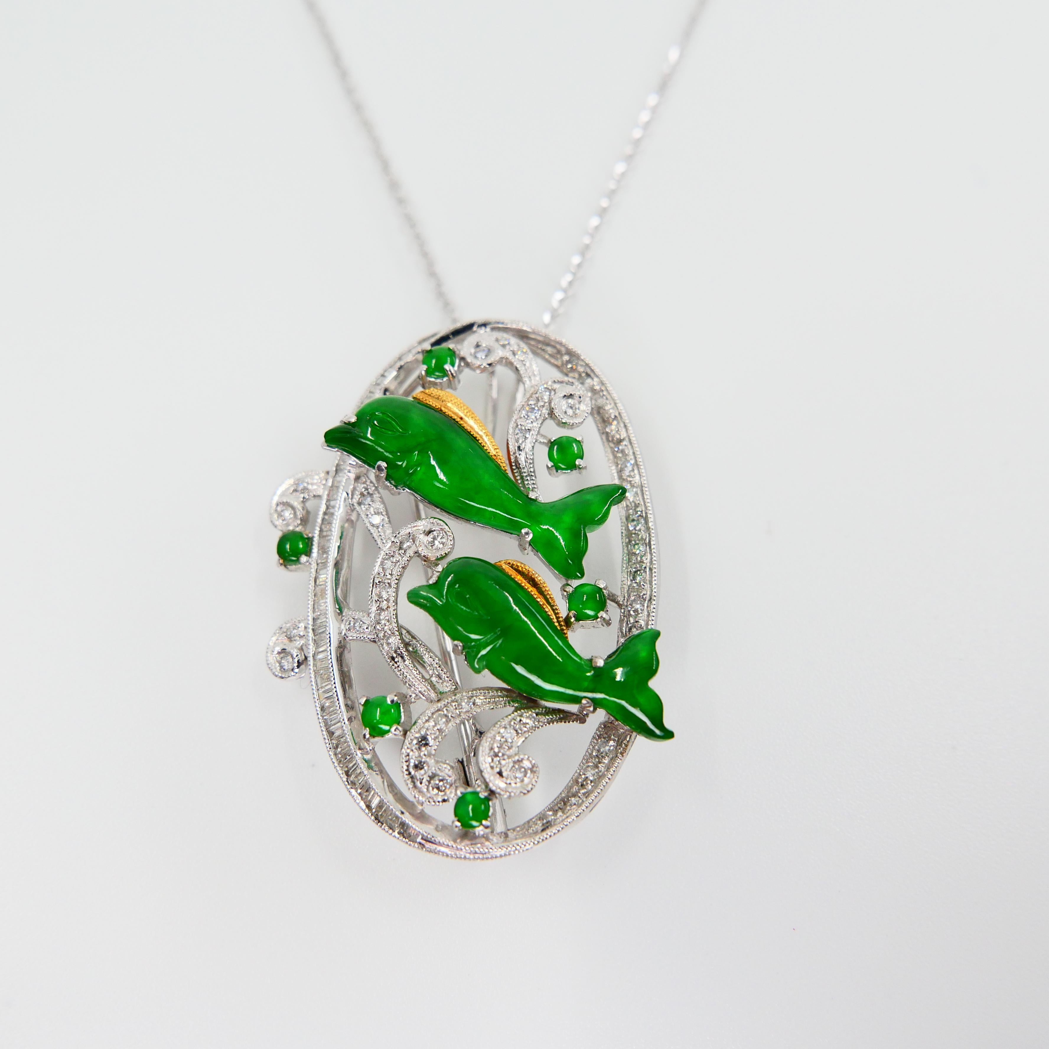 Broche pendentif en diamants et jade naturel certifié vert pomme vif, avec dauphins Unisexe en vente