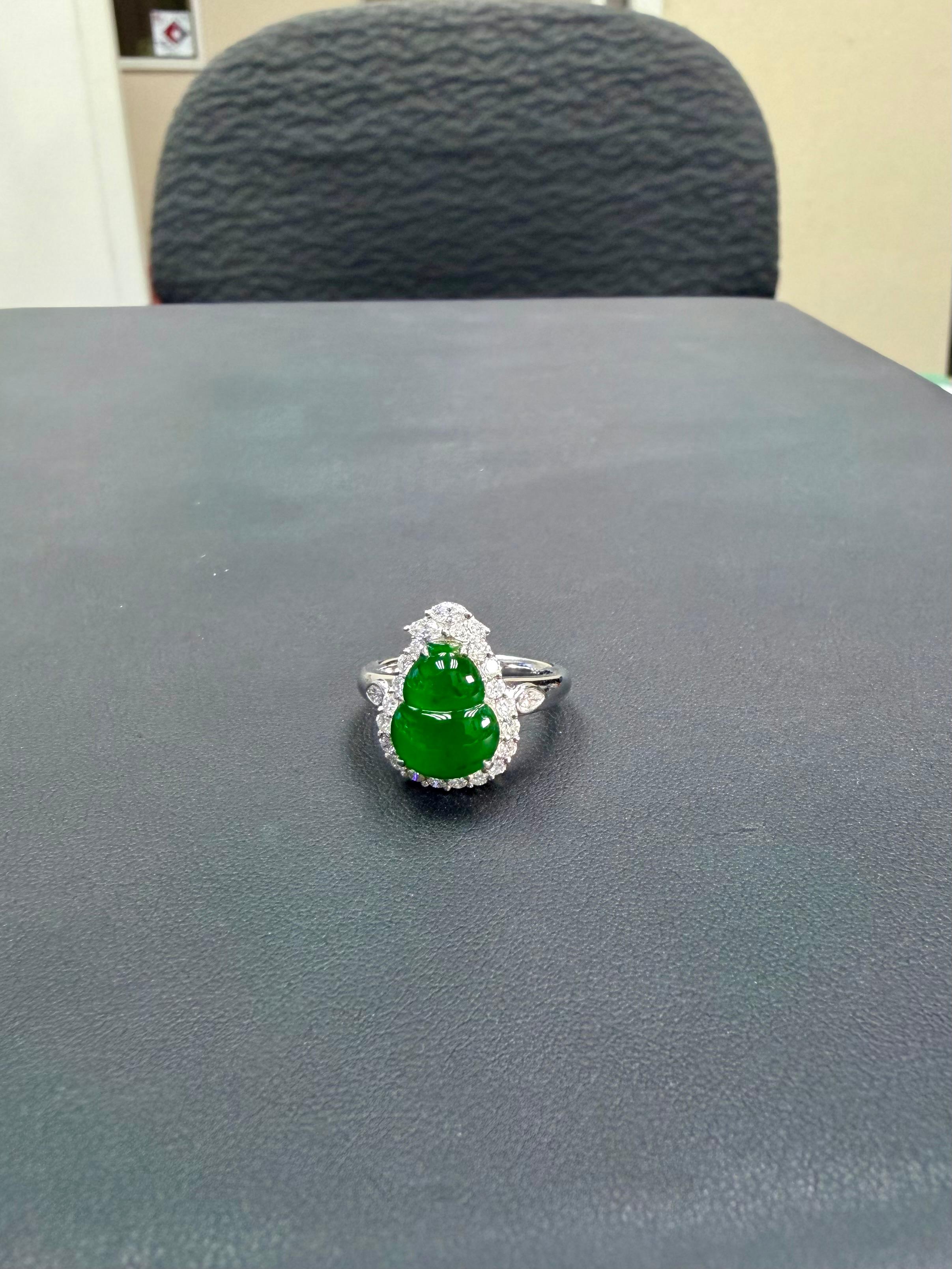 Bague cocktail en gourde en jade naturel certifié et diamants, vert intense, éclat subtil en vente 3
