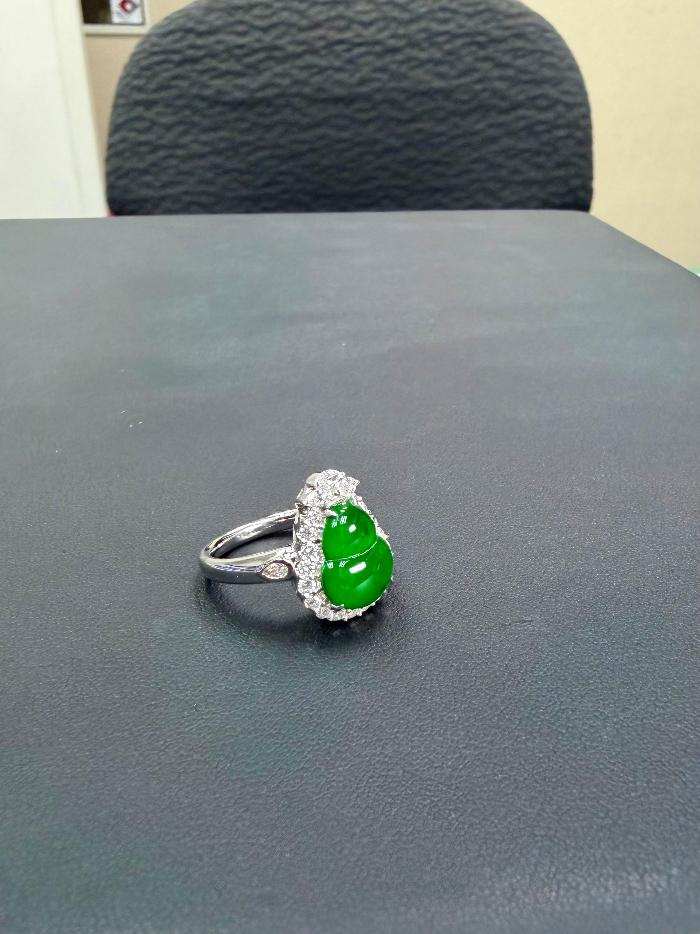Bague cocktail en gourde en jade naturel certifié et diamants, vert intense, éclat subtil Bon état - En vente à Hong Kong, HK