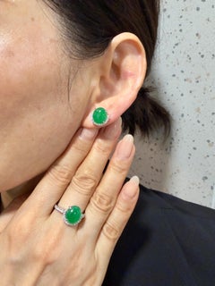 Conjunto de pendientes y anillo de diamantes con herradura de la suerte de jade natural certificado. Verde manzana.