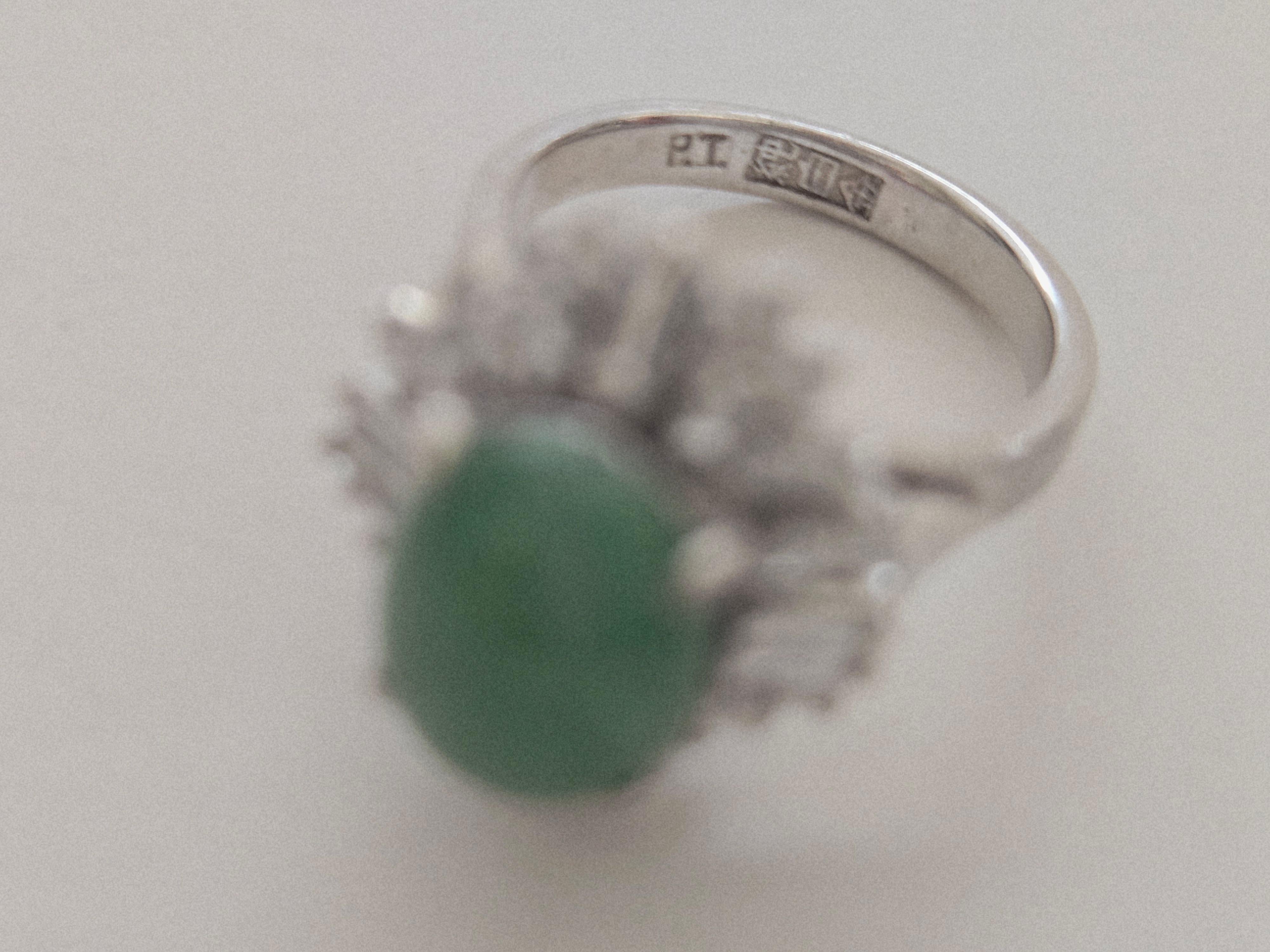 Zertifizierter Cocktailring aus natürlichem Jadeit und Diamant aus Platin (Ovalschliff) im Angebot