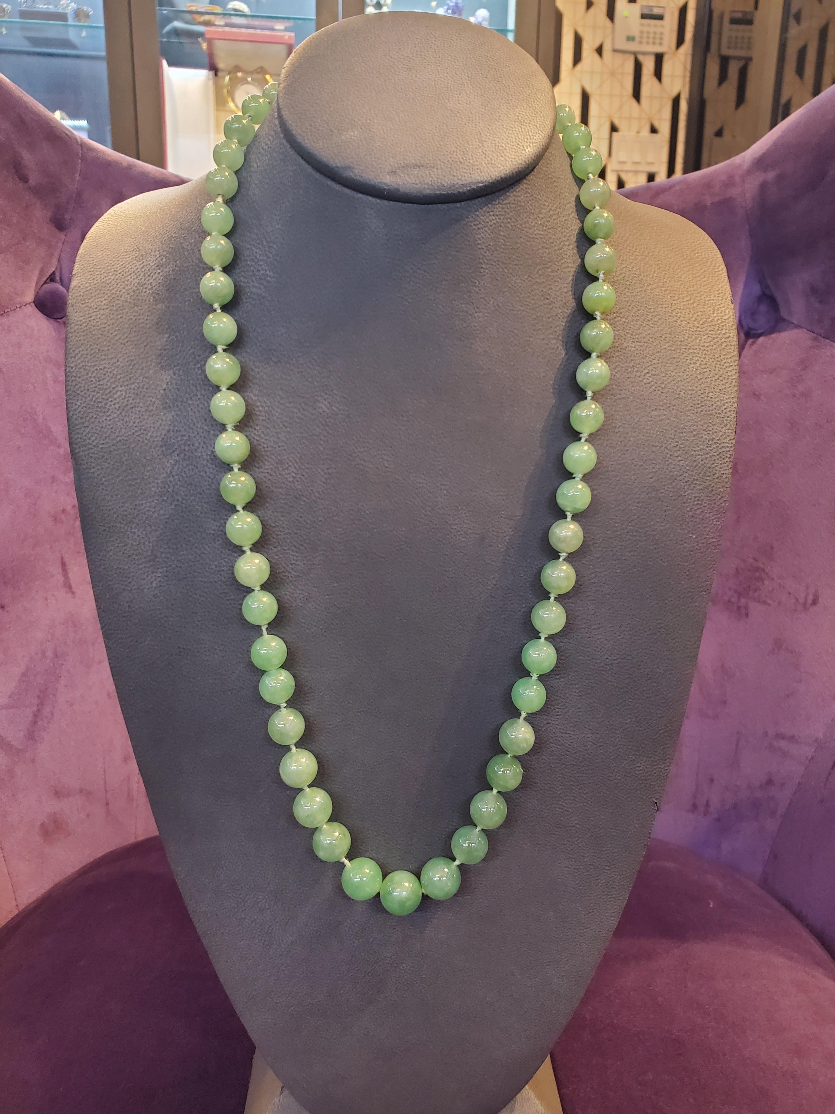 Zertifizierte natürliche Jadeit Jade Perlenkette im Zustand „Hervorragend“ im Angebot in New York, NY