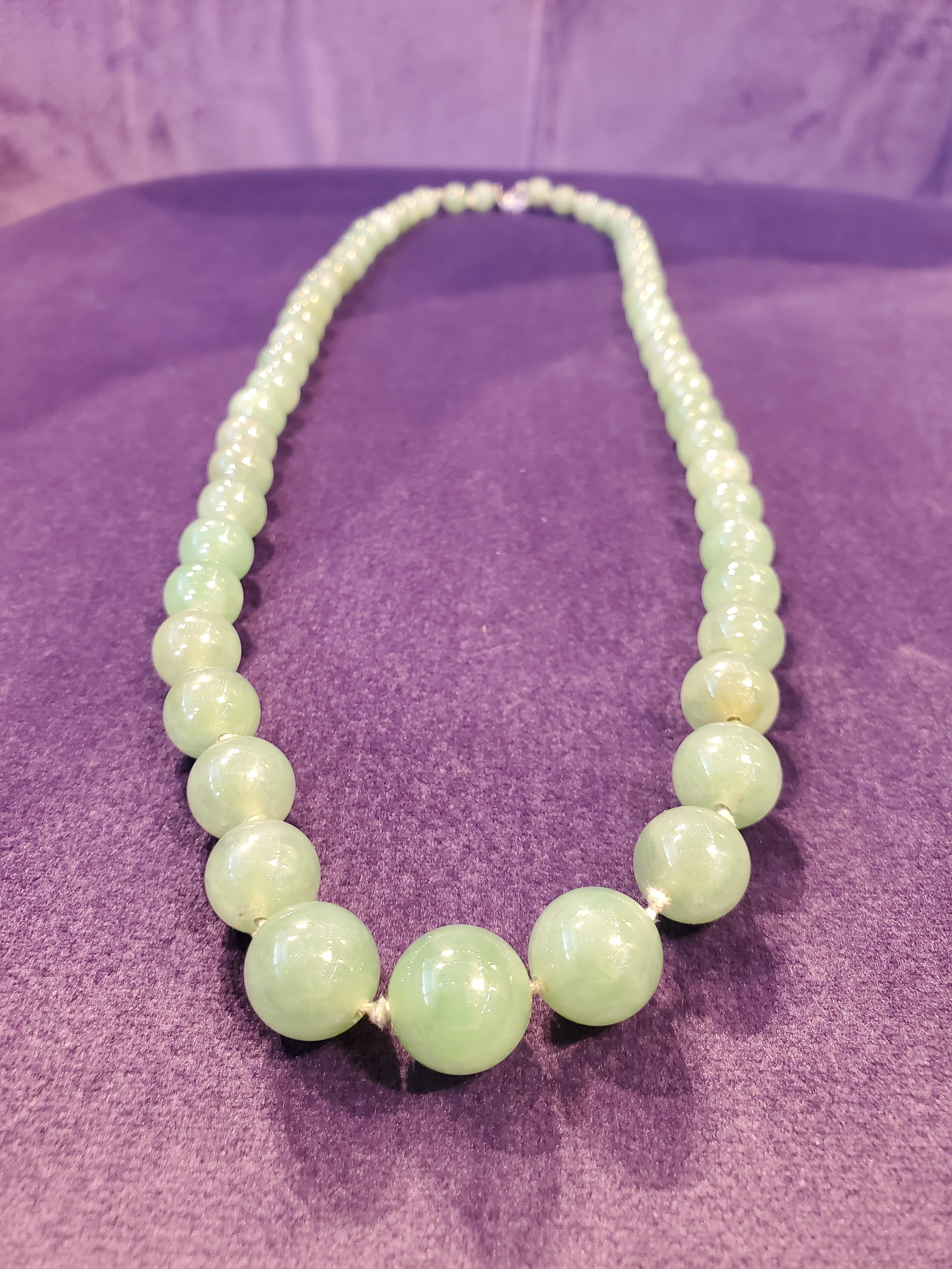 Zertifizierte natürliche Jadeit Jade Perlenkette im Angebot 1